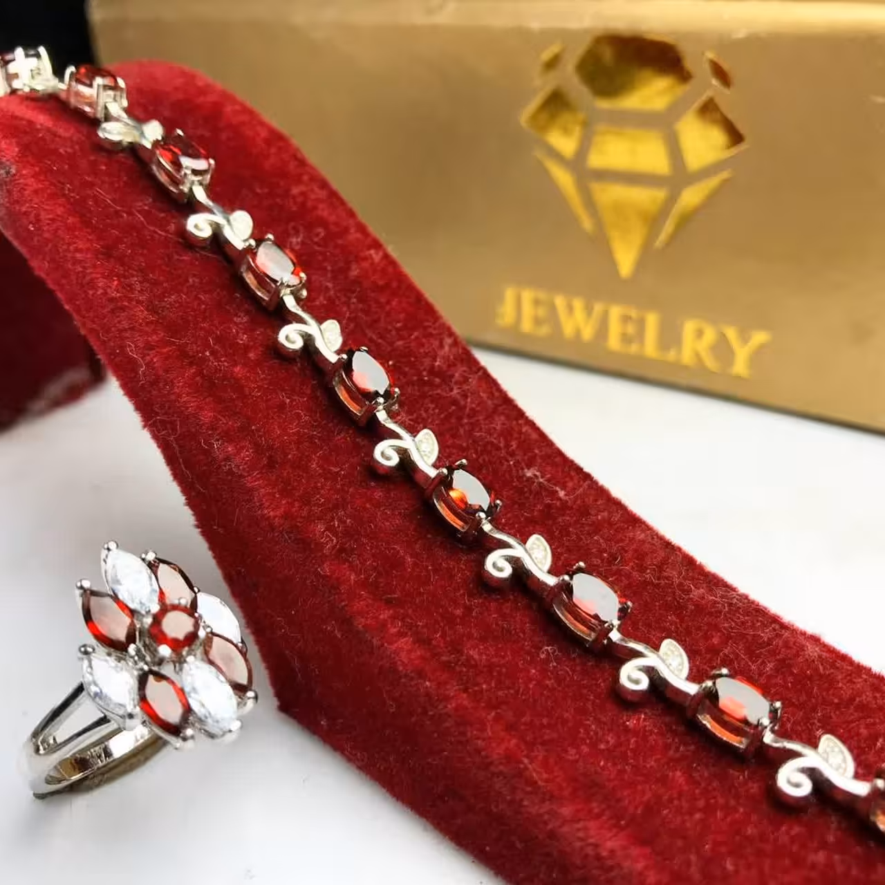 ست دستبند و انگشتر گارنت اصلی 

عیار نقره925ارسال رایگان 