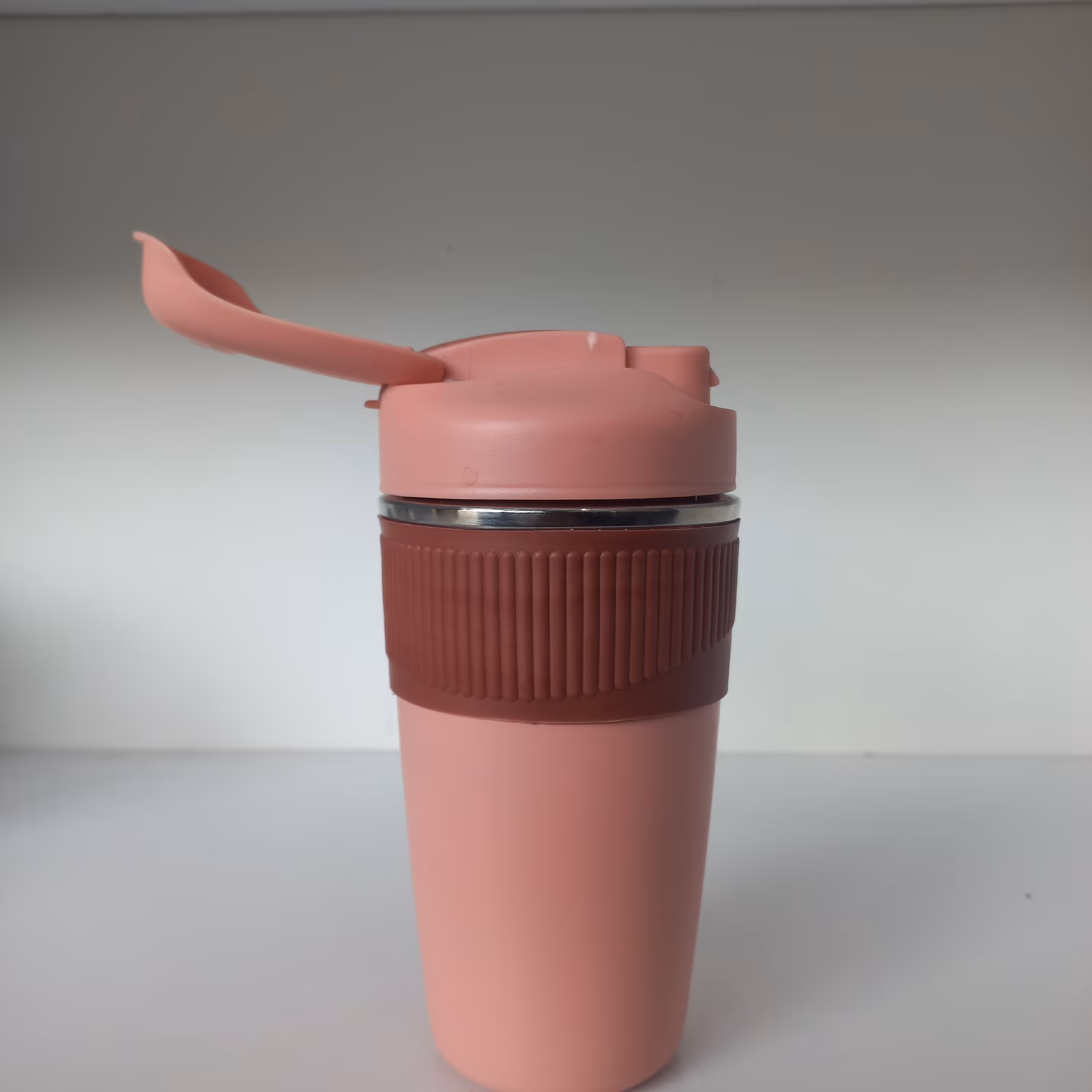 تراول ماگ دکمه دار دو حالته ( فضای نی دار و مخروطی برا نوشیدن)