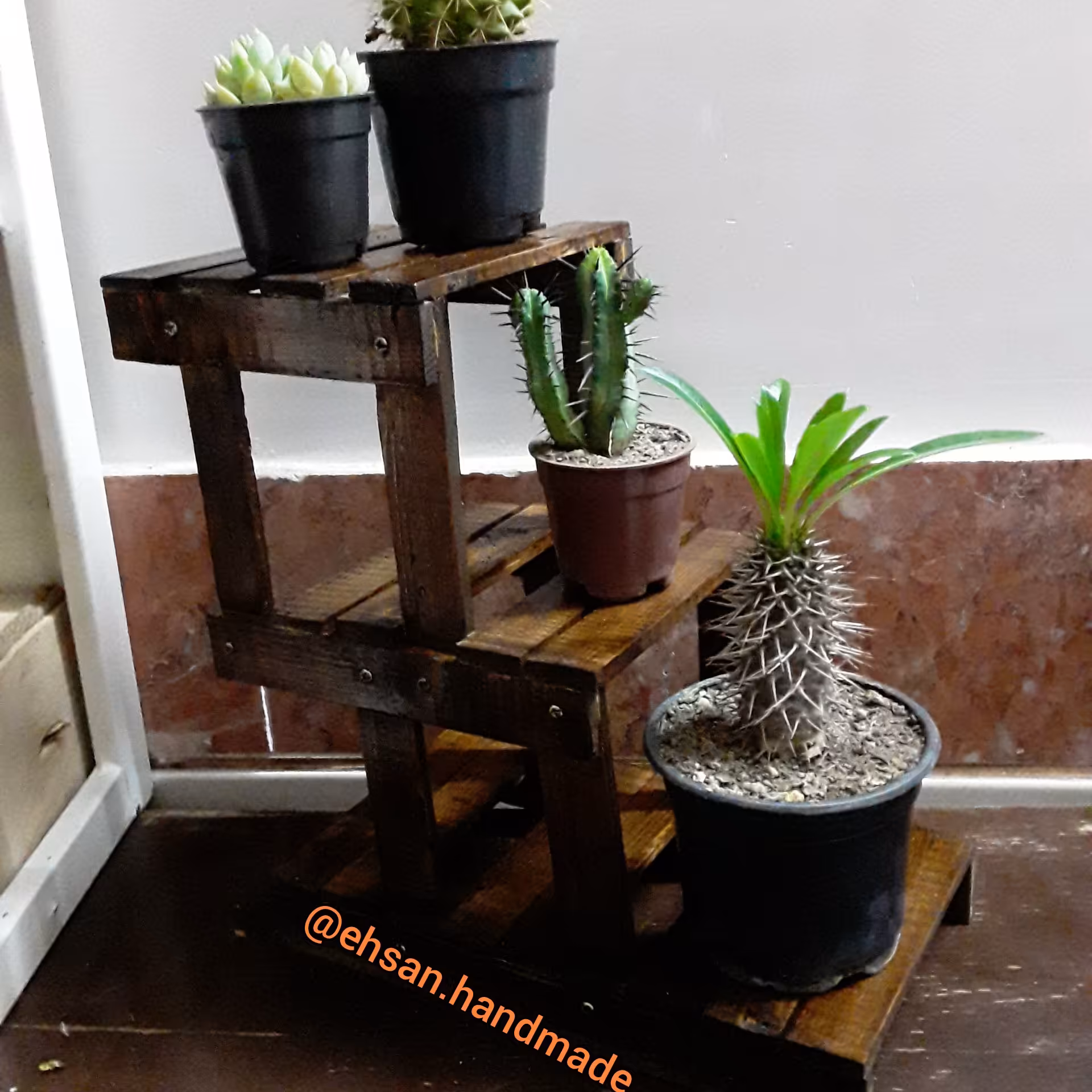 استند چوبی رومیزی کوچک