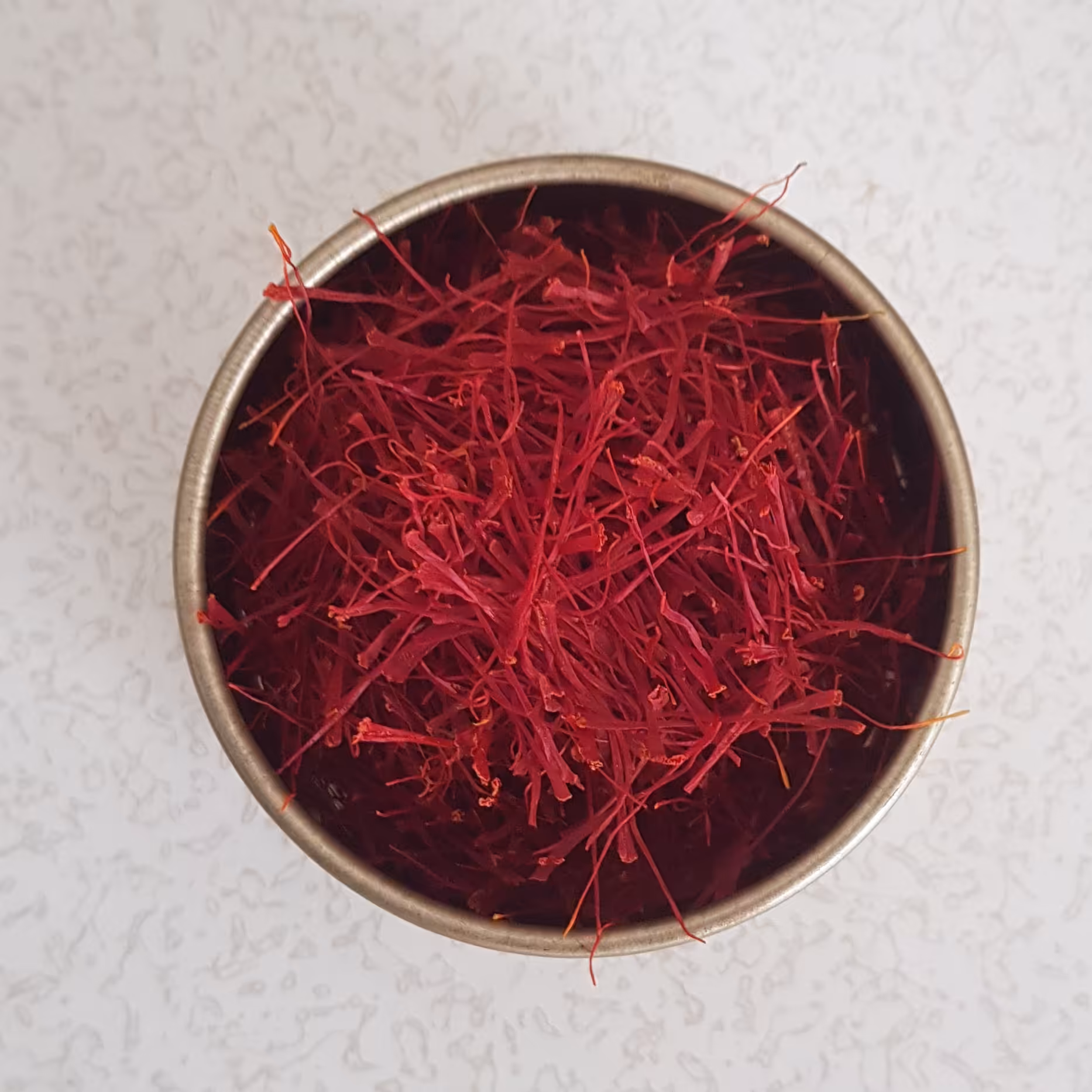 زعفران سوپر نگین پرسی خشک شده با دستگاه در  بسته بندی ظروف فلزی طلایی (4گرم) 