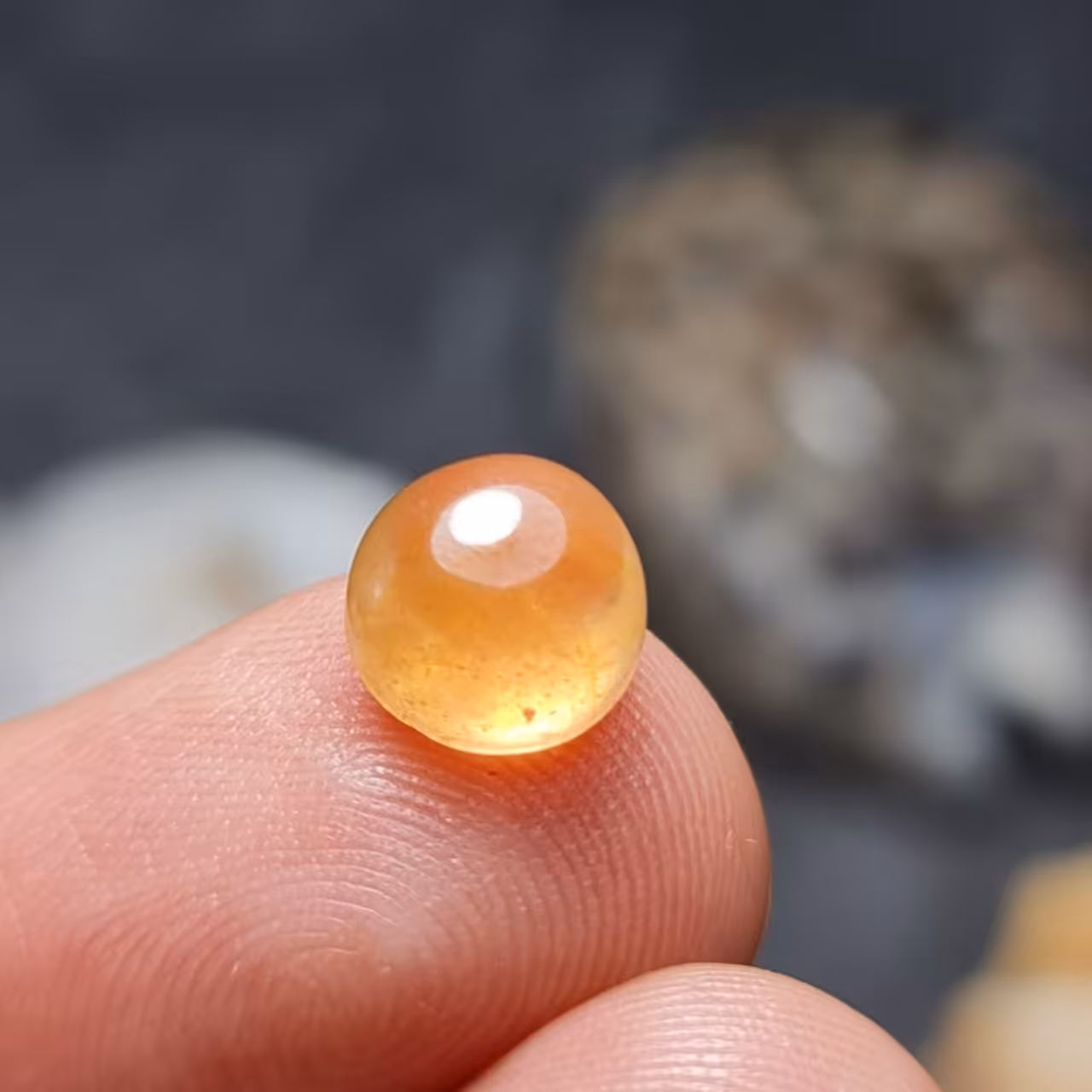  نگین فوق العاده زیبای سنگ یاقوت زرد آبدار  معدنی اصل آفریقایی با وزن 4قیراط
کد  27746