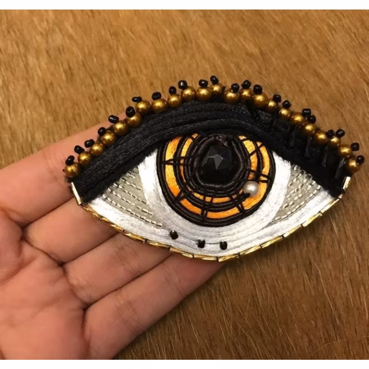 سنجاق سینه چشم نظر عسلی با قیطان ابریشمی دستساز