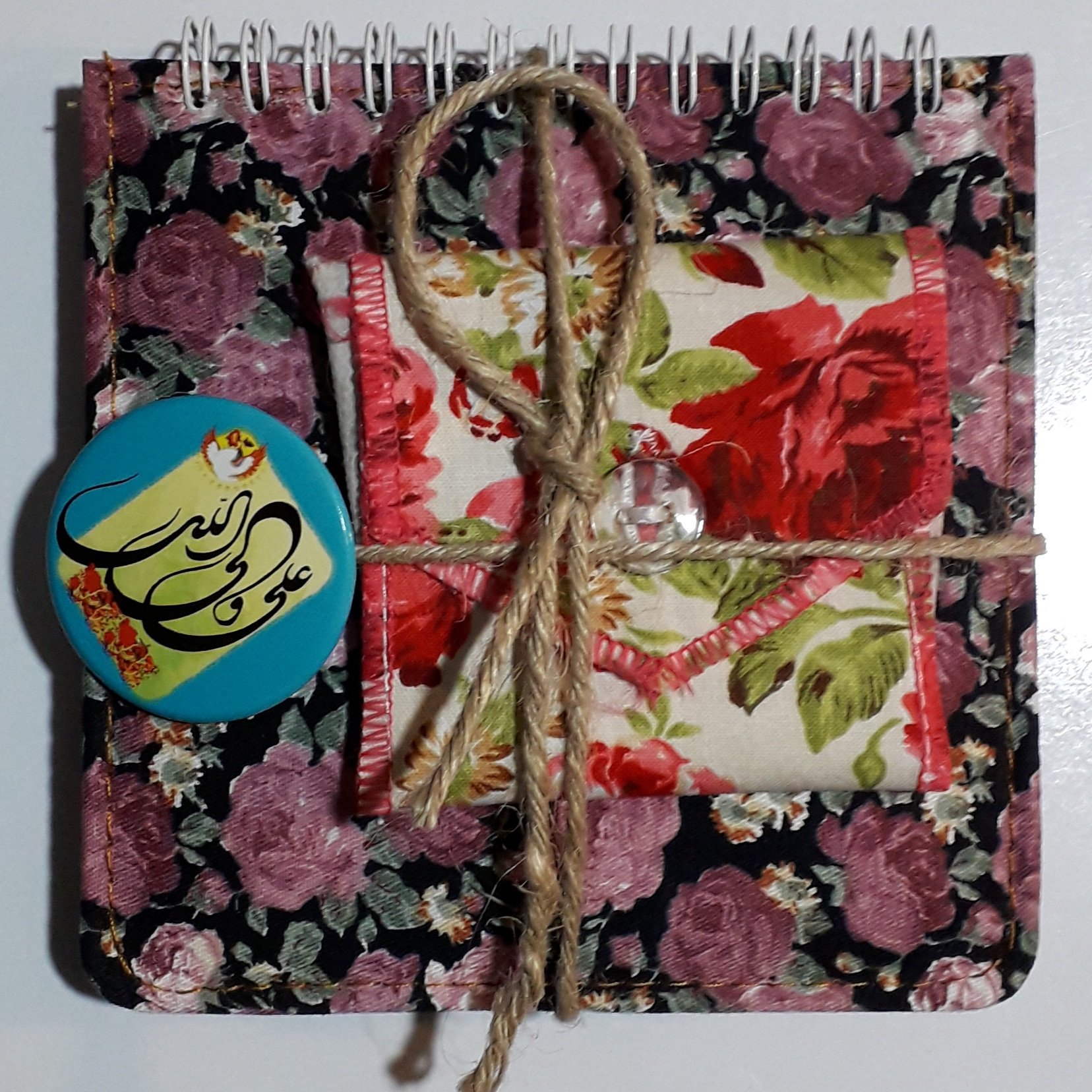 دفترچه یادداشت کاغذ فانتزی کاهی جنس پارچه ای 15× 15 به همراه یک عدد جانماز جیبی و پیکسل