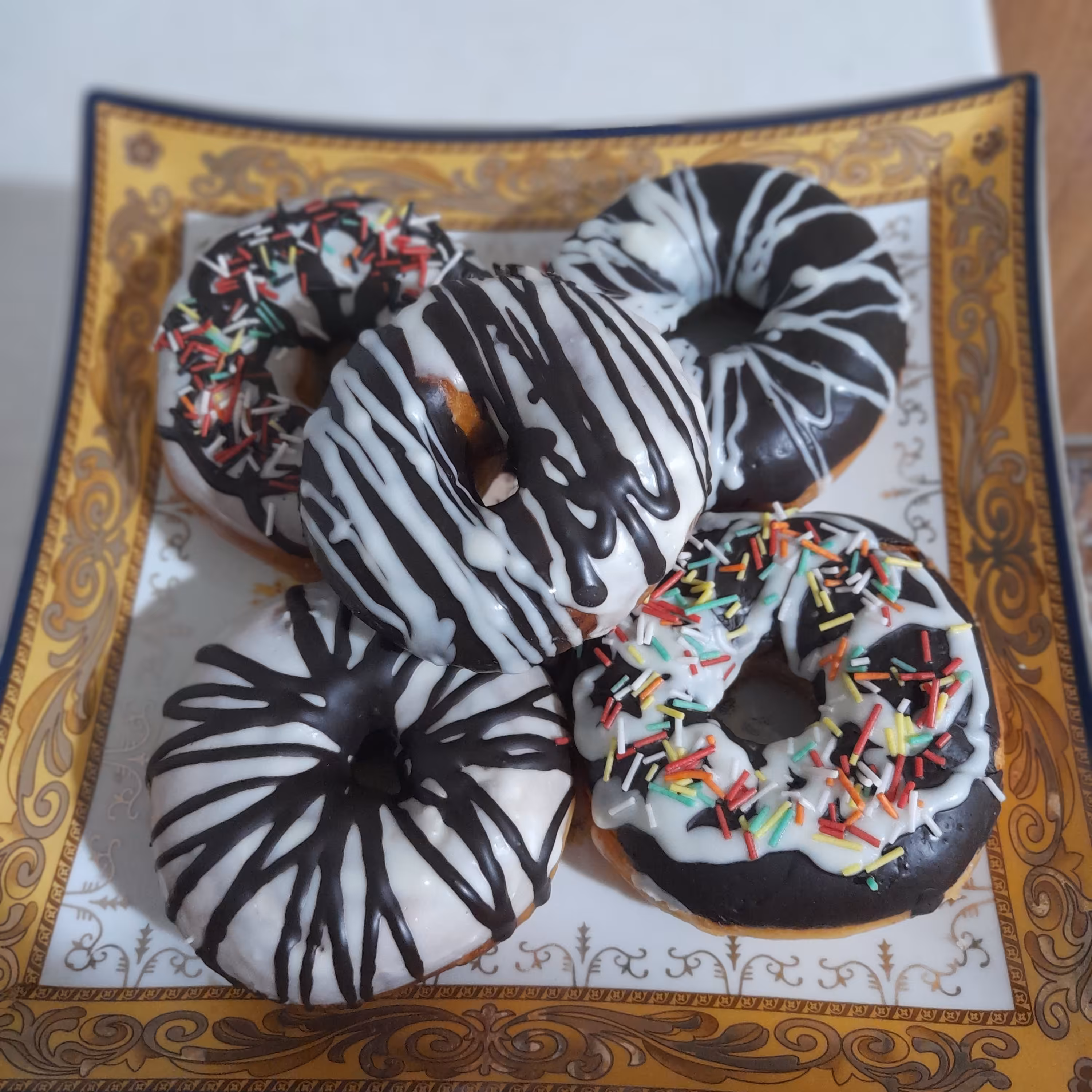 دونات شکلاتی ساخته با مواد اولیه بسیار درجه یک و کاملا خانگی و سالم