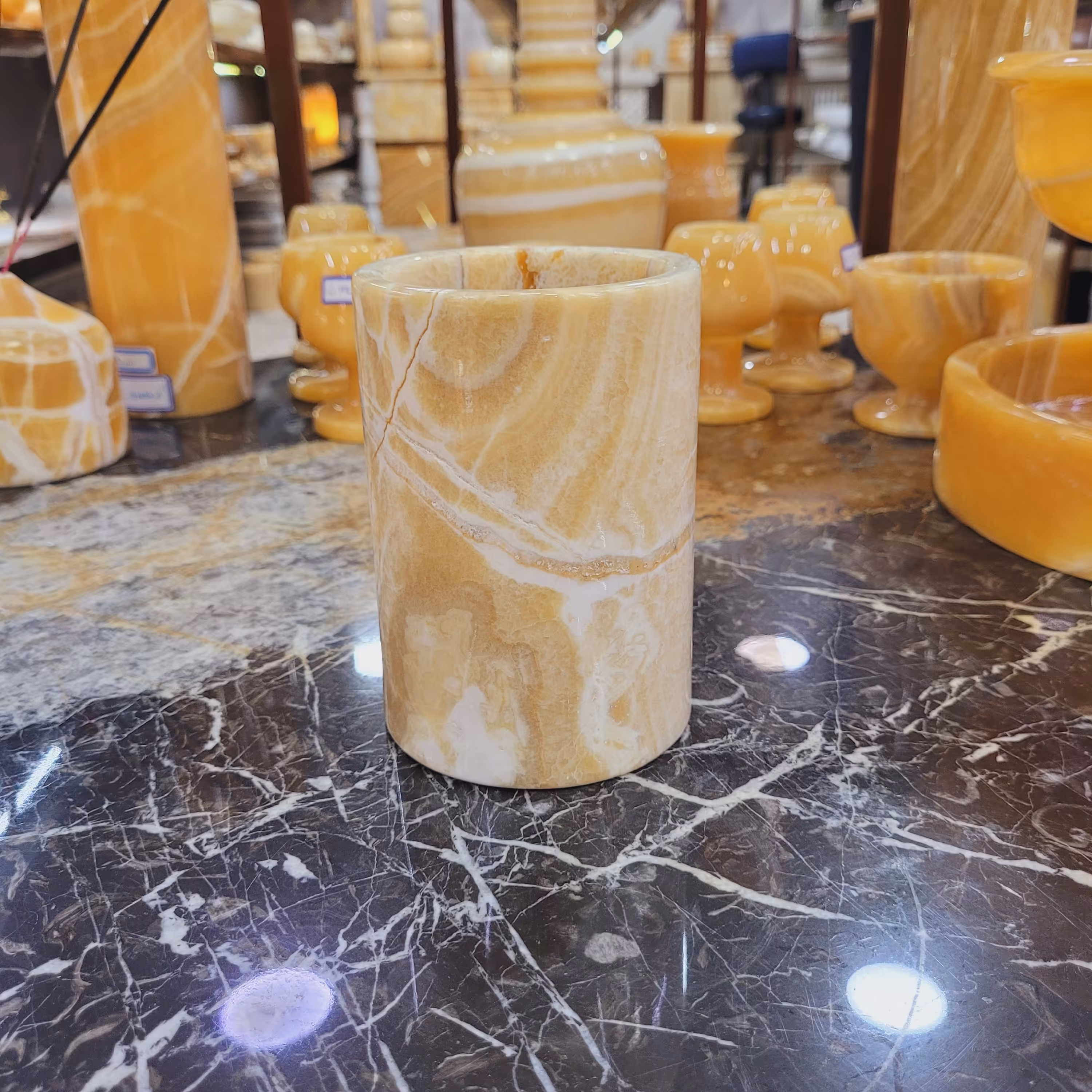 استوانه سنگی  کِرِم،،سنگ طبیعی مرمر پرتغالی ،،استفاده به عنوان جامسواکی و گلدان،،زیبا براق و خوش تراش،،ازتولیدبه مصرف ،