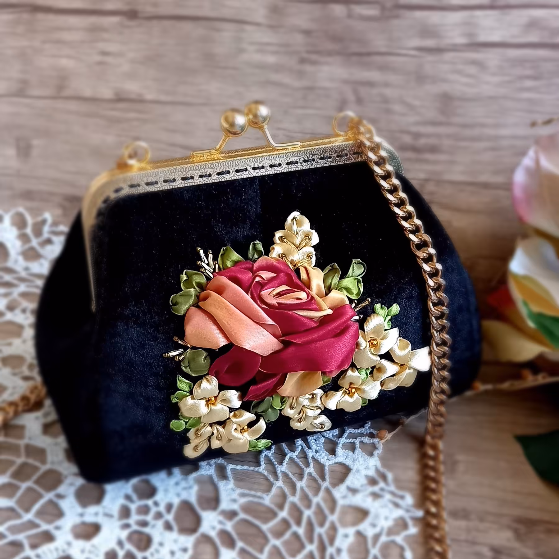 کیف مجلسی  دهانه فلزی رنگ مشکی جنس مخمل سایز کوچک