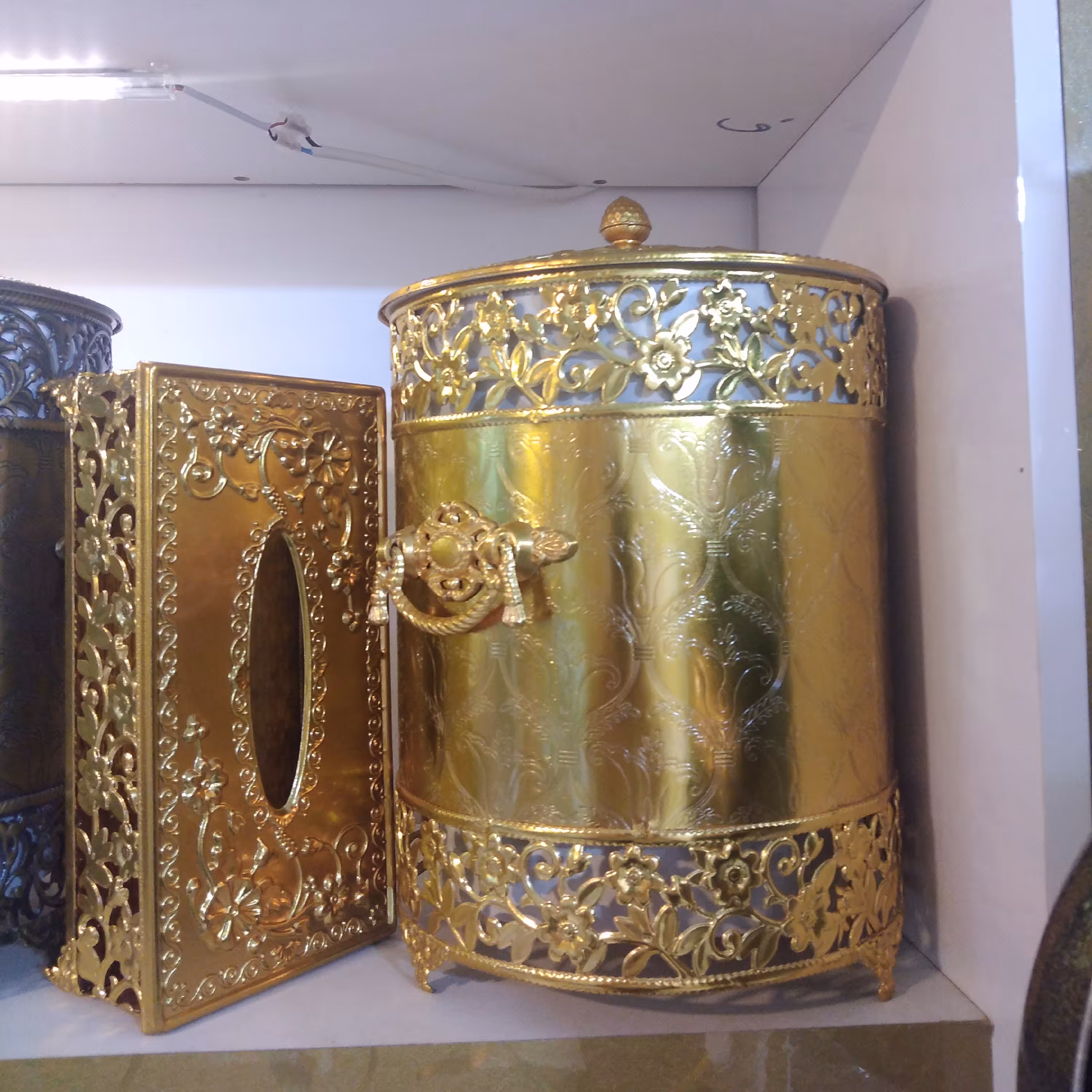 جاسطل و دستمال آنتیک طلایی