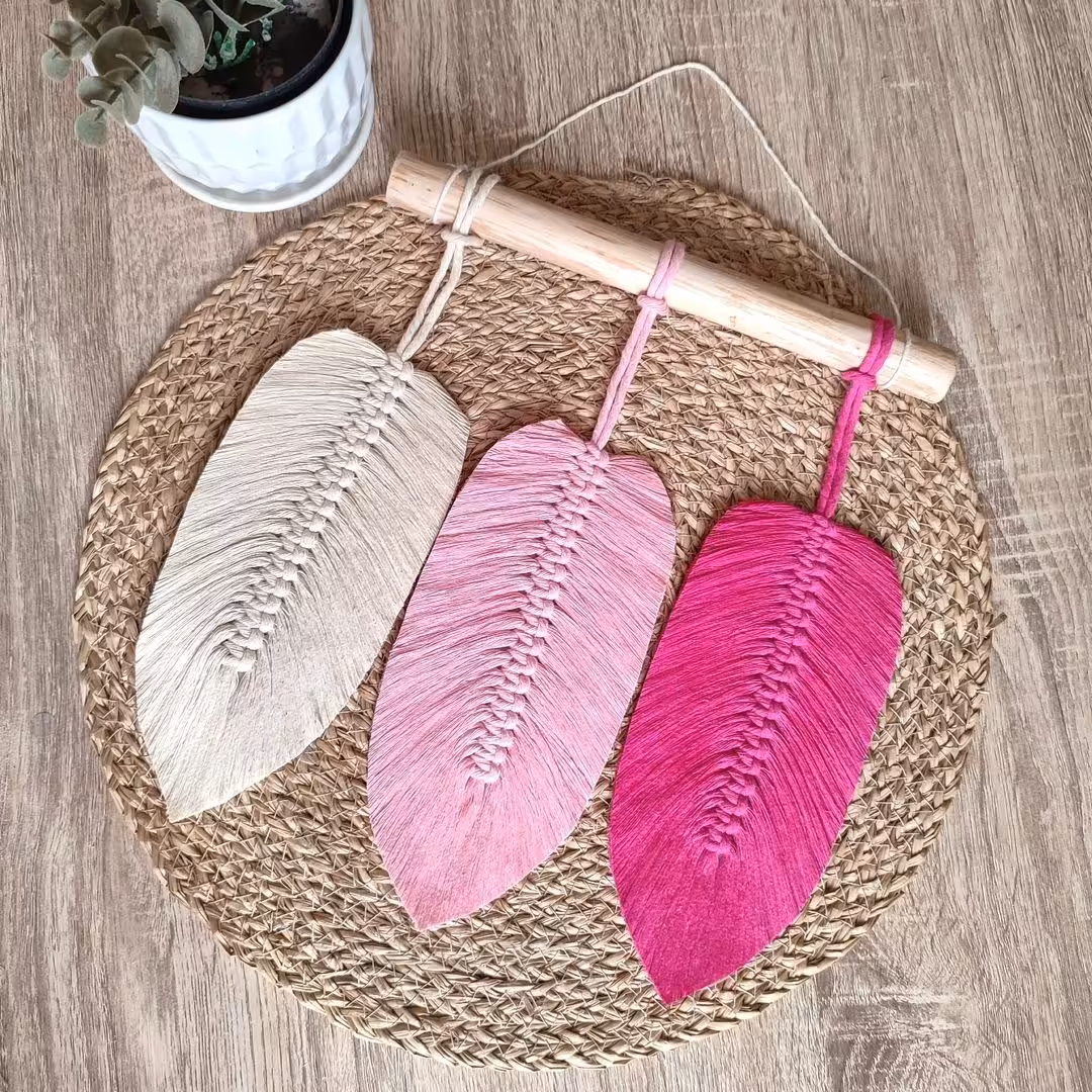 دیوارکوب پر مکرومه بافی  صورتی
