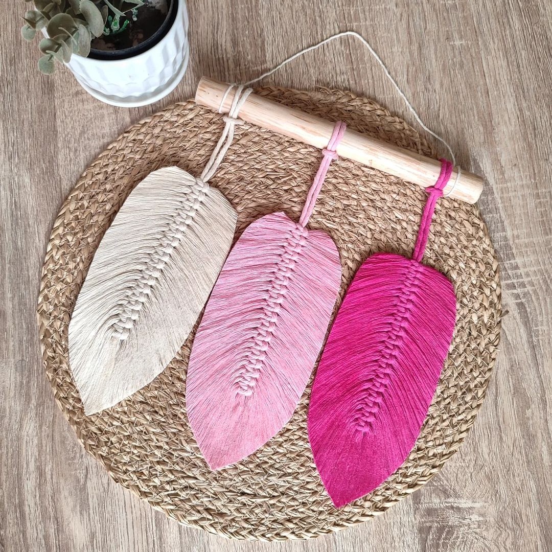 دیوارکوب پر مکرومه بافی صورتی