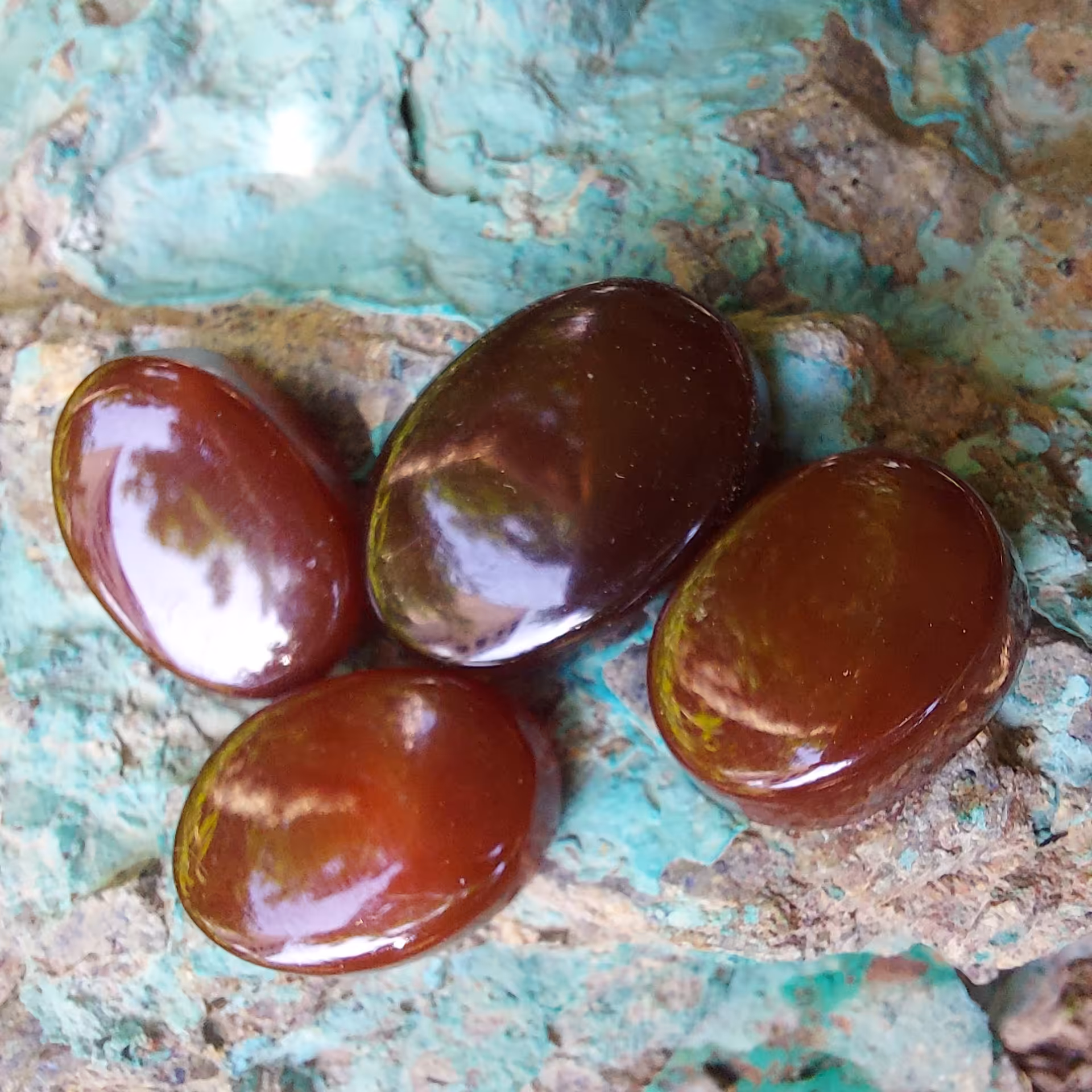 4 عدد عقیق سرخ طبیعی تراش بیضی دامله وزن 18.7 گرم 