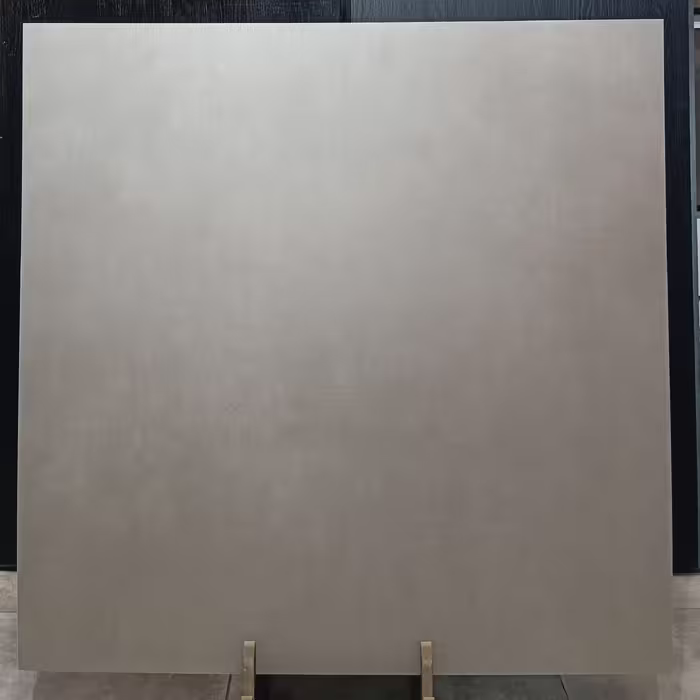 سرامیک پرسلان مات یک در یک طوسی روشن با طراحی بسیار زیبا و ساده(ارسال توسط باربری و هزینه ارسال بعهده مشتری می باشد )