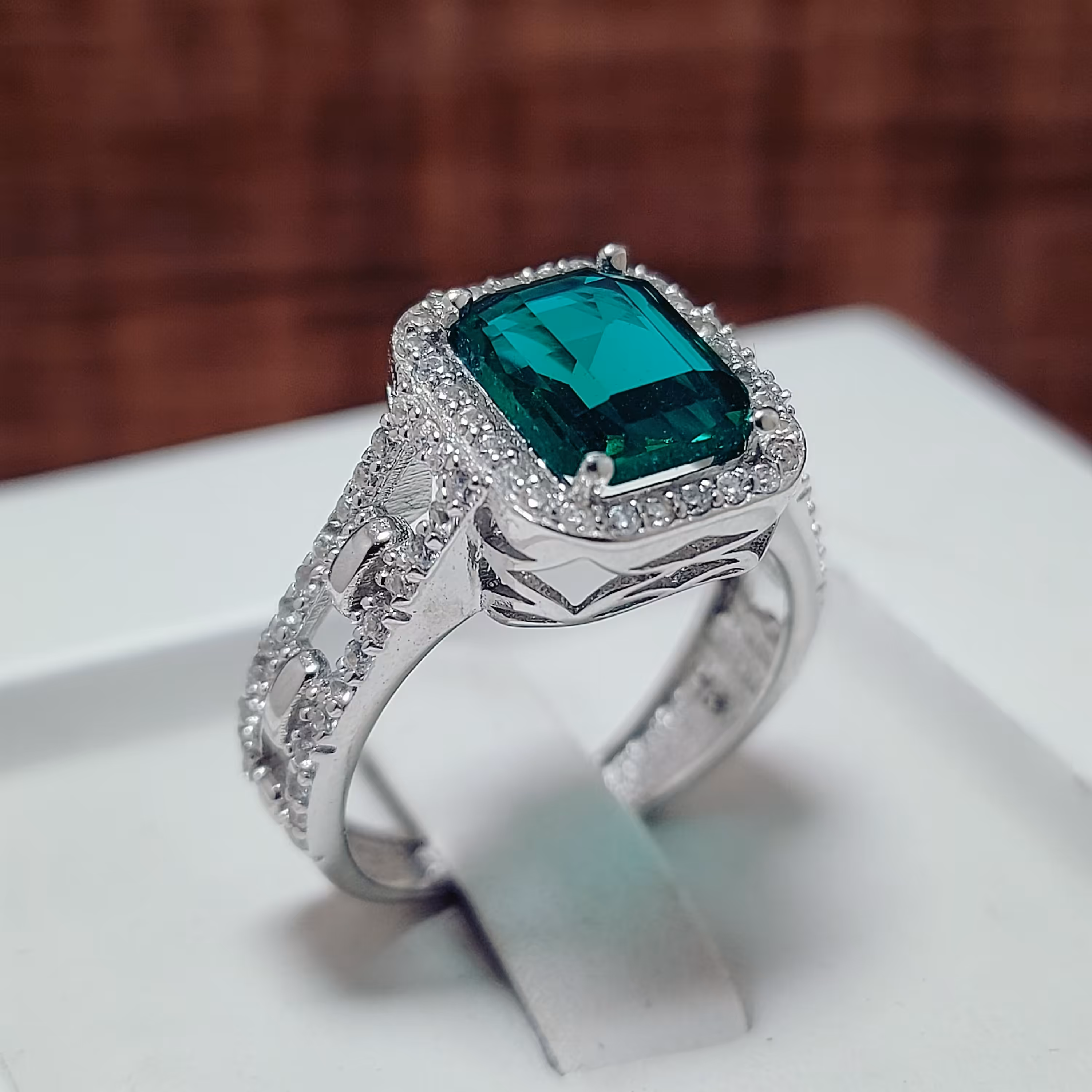 انگشتر نقره زیبا و خاص زنانه با نگین یاقوت سبز صنعتی 