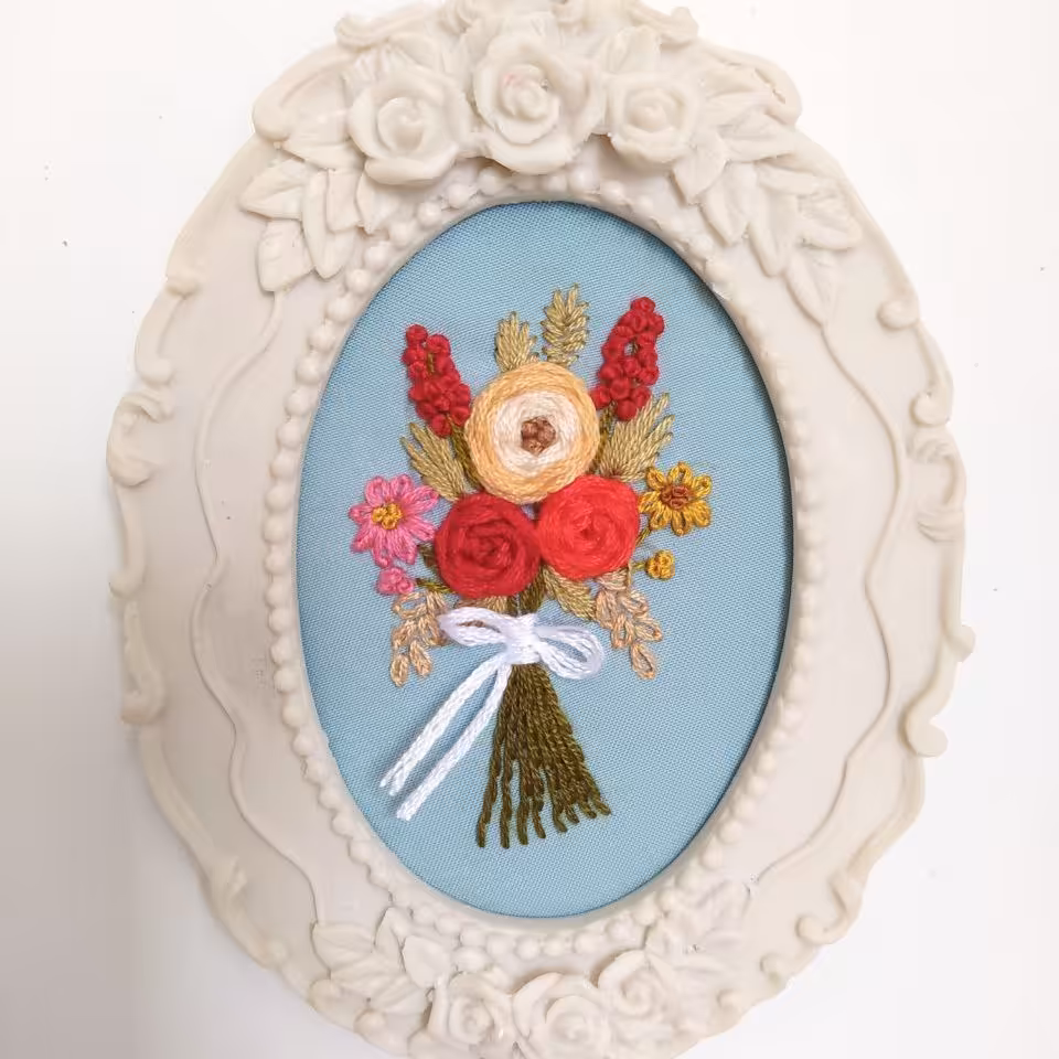 قاب گلدوزی شده 