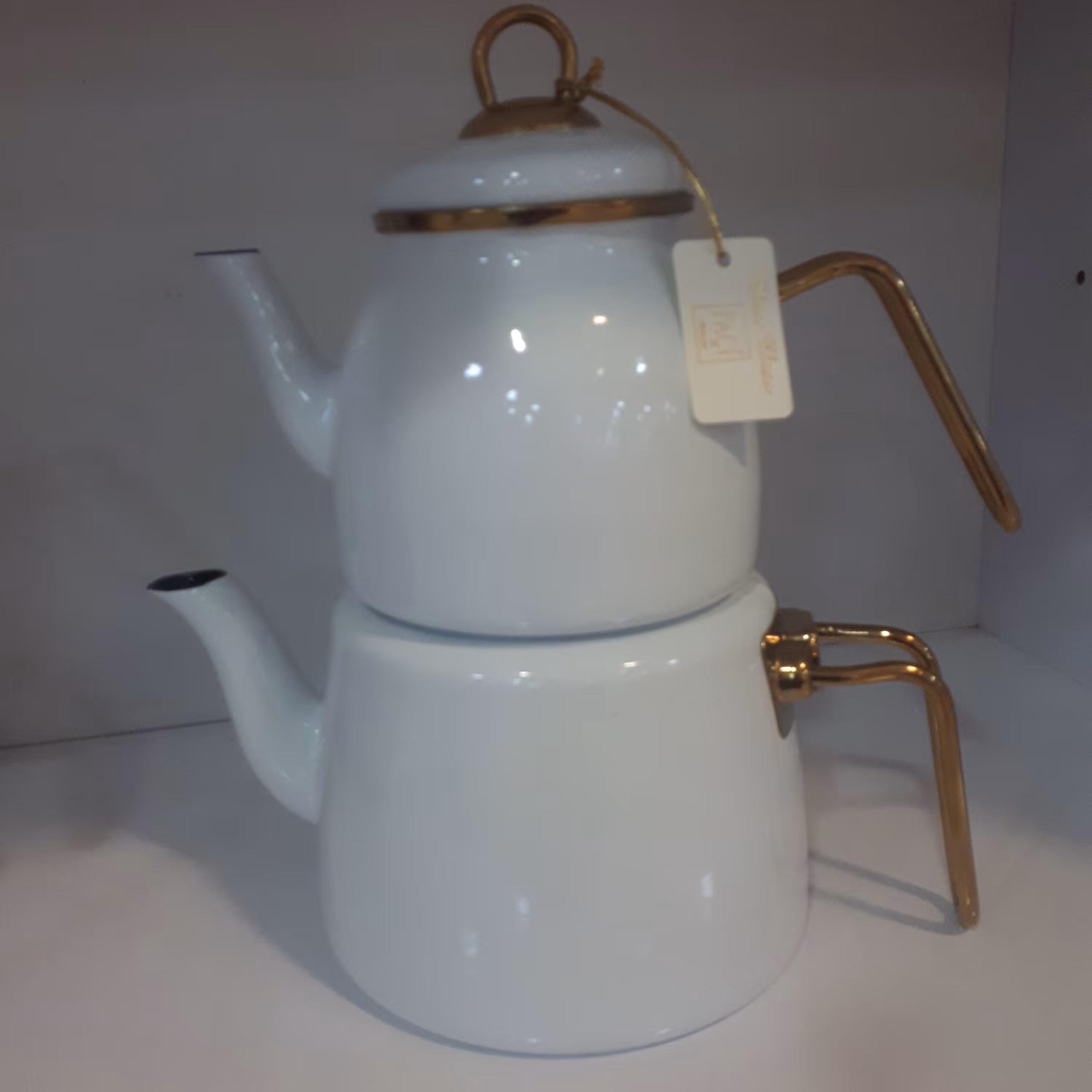 کتری قوری لعابی سفید ساده با دسته طلایی برند پاچی 