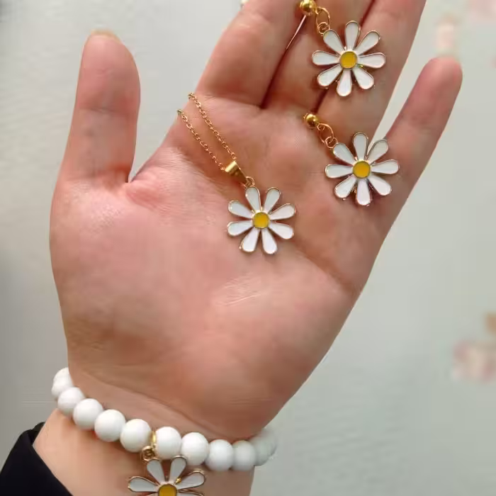سرویس بابونه سفیدطلایی شامل ساعت بندژله ای گردنبندگوشواره دستبند
رنگ سفید طلا
