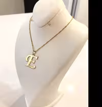 زنجیرپلاک حرف E رنگ ثابت و آبکاری طلا جنس استیل زنجیر ظریف و مستحکم