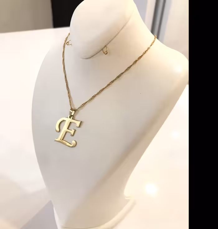 زنجیرپلاک حرف E رنگ ثابت و آبکاری طلا جنس استیل زنجیر ظریف و مستحکم
