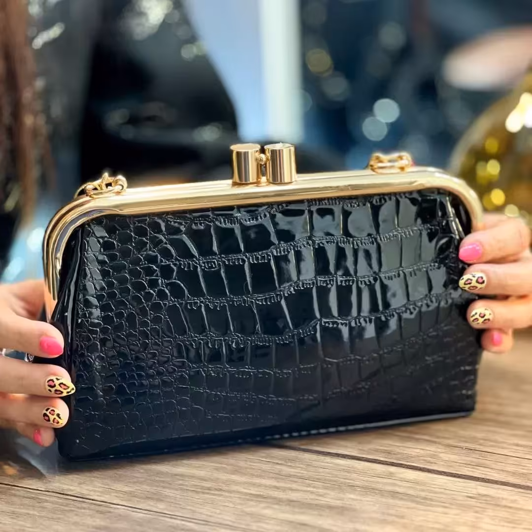 کیف زنانه مجلسی ورنی در دو طرح سنگی و چروک ابعاد 20 در 11