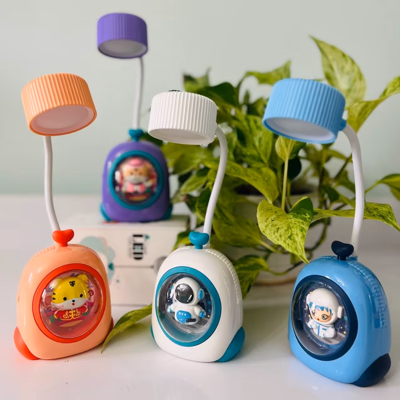 چراغ مطالعه و چراغ خواب مدل فضایی 
