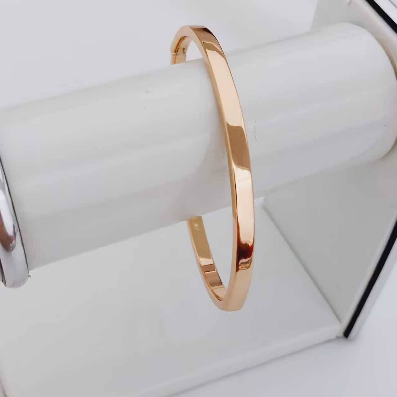 دستبند النگویی کد10230 برند ژوپینگ.طرح طلا.پهنا 4 میلیمتر.آبکاری طلا.رنگ ثابت.ضدحساسیت