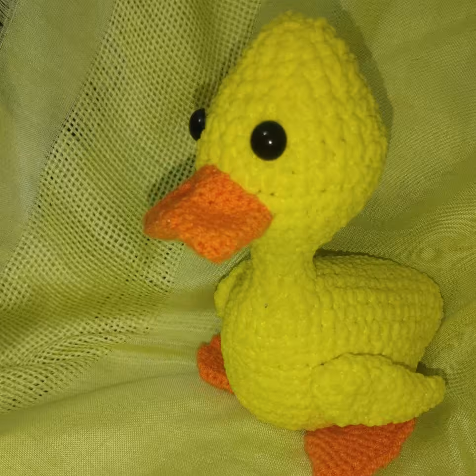 عروسک بافتنی اردک طلایی مخملی زیبا و دستبافت و جذاب