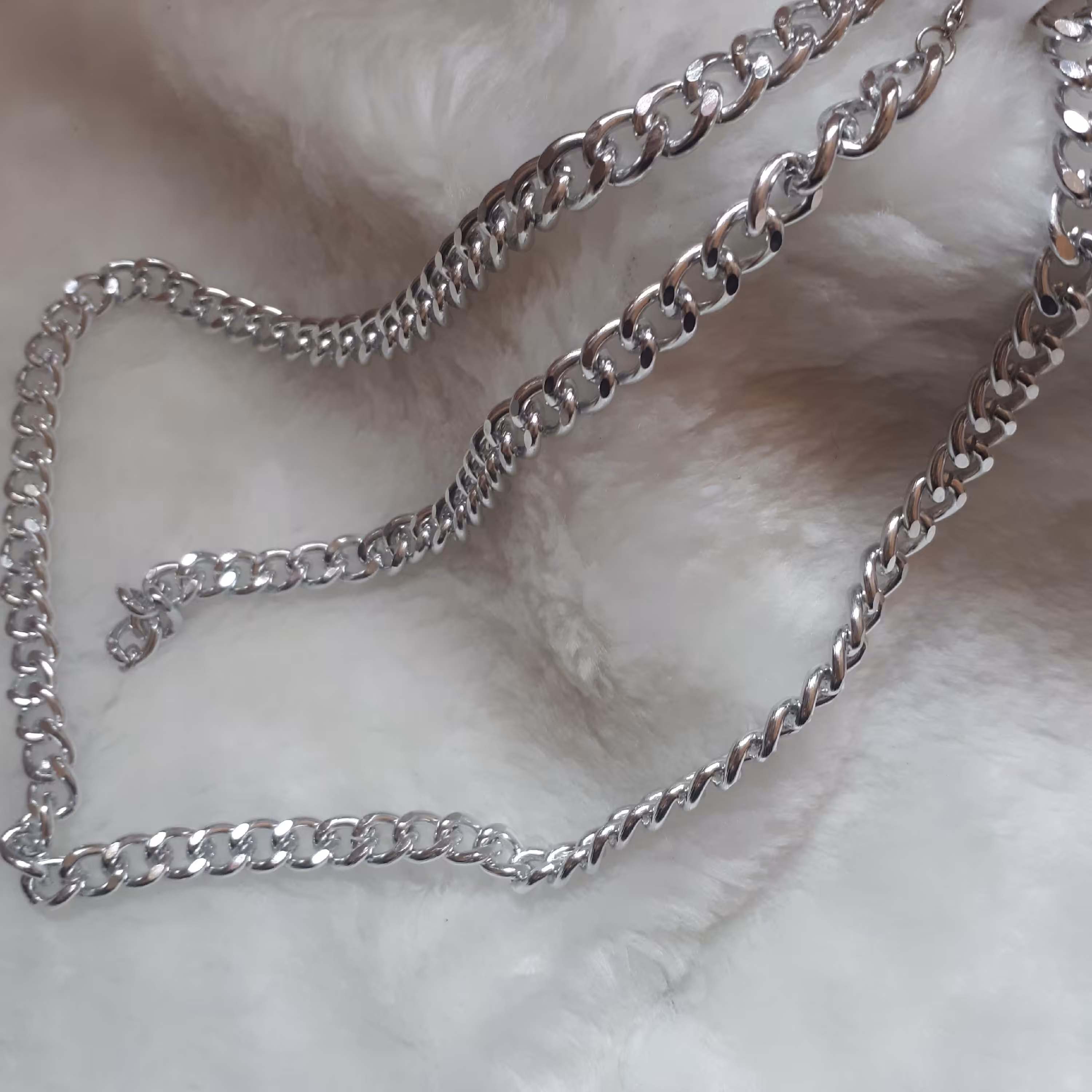 ست کارتیر دارای دستبند و گردنبند 