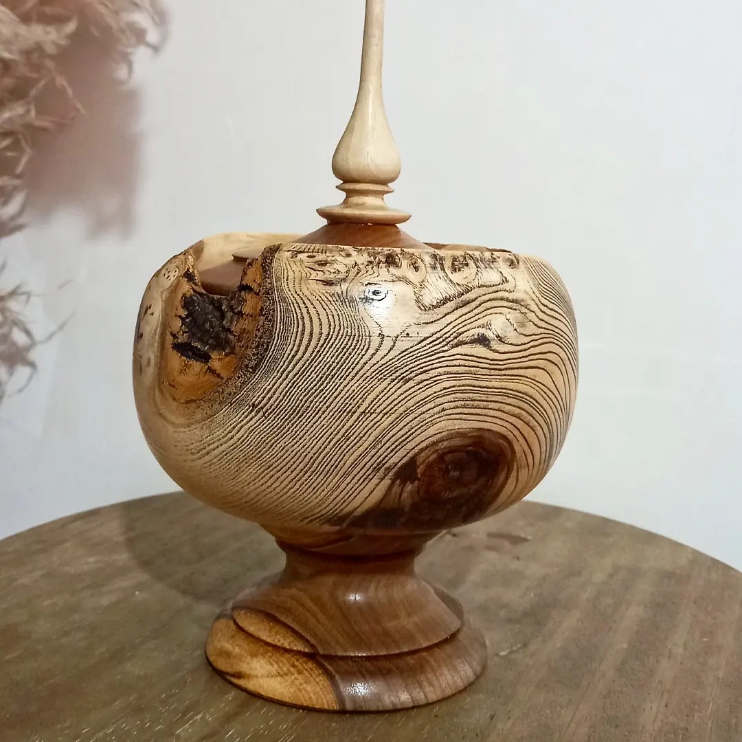 شکلاتخوری خاص و جذاب ساخته شده از چوب ون(زبان گنجشک) و گردو