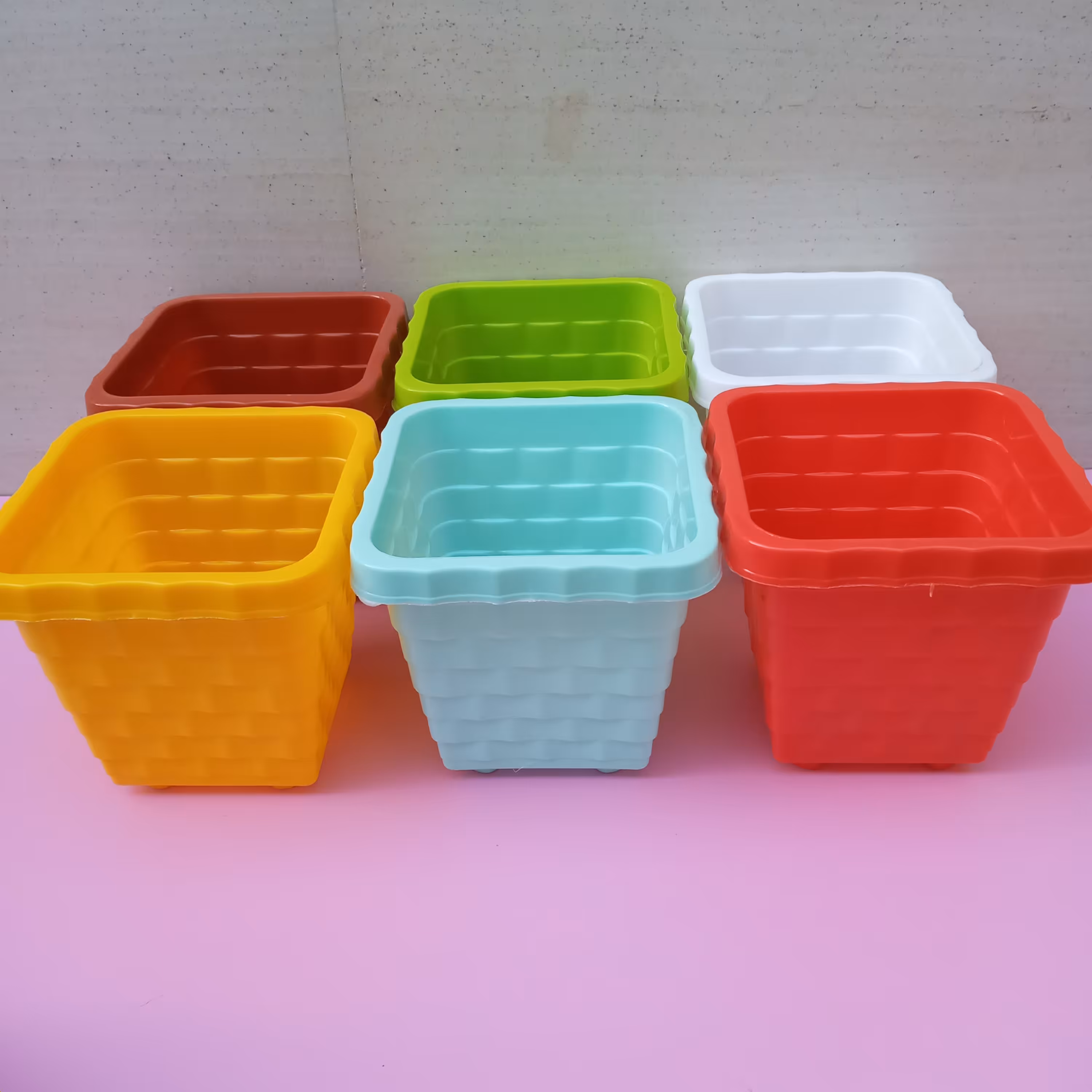 گلدان پلاستیکی مربع کوچک طرح گنگره ای دارای زیر گلدانی در رنگ های متنوع ابعاد قطر 14در ارتفاع13 سانتی متر 