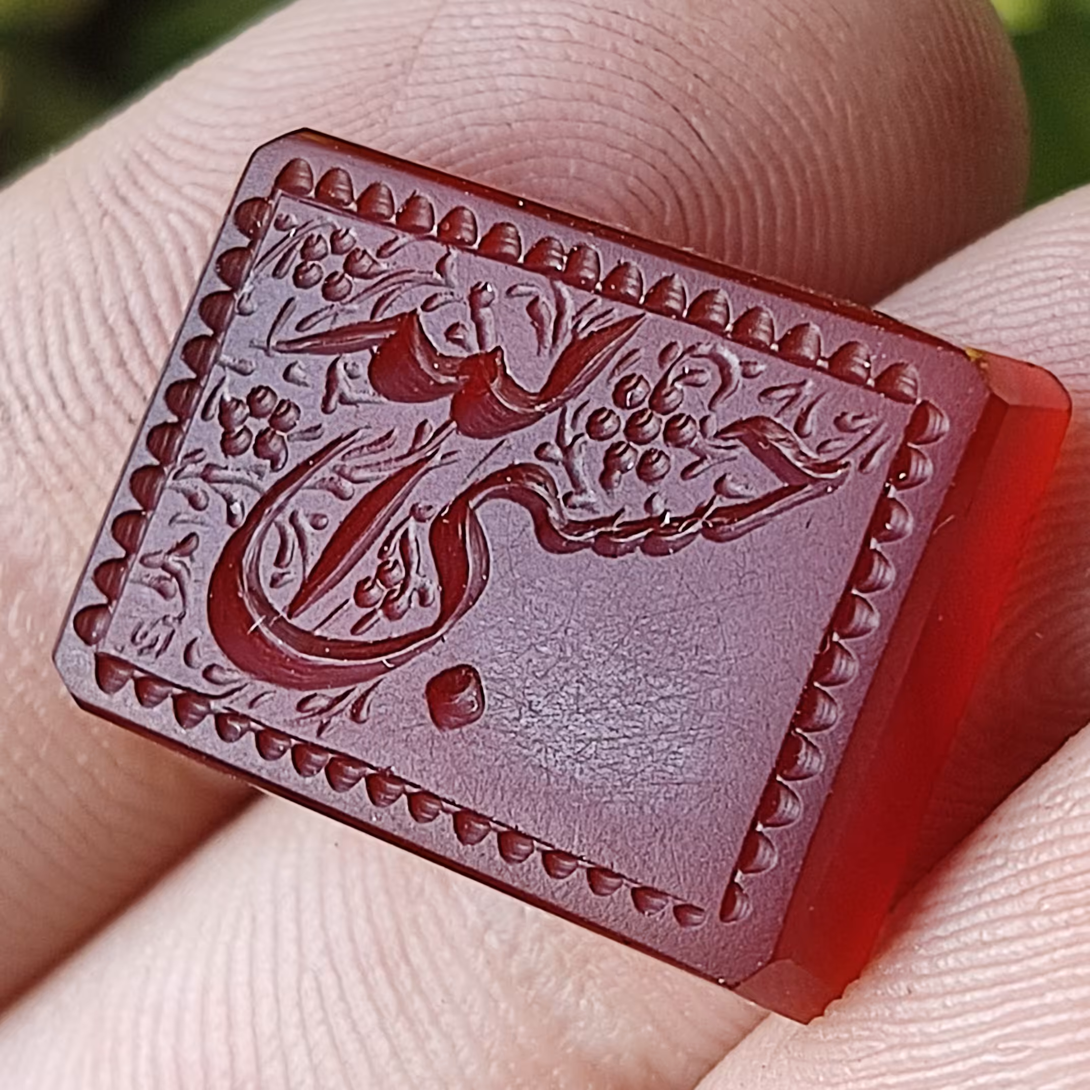 نگین عقیق سرخ با حکاکی دست نویس به خط و امضای استاد آریا تراش چارگوش و ذکر زیبای حسبی الله 