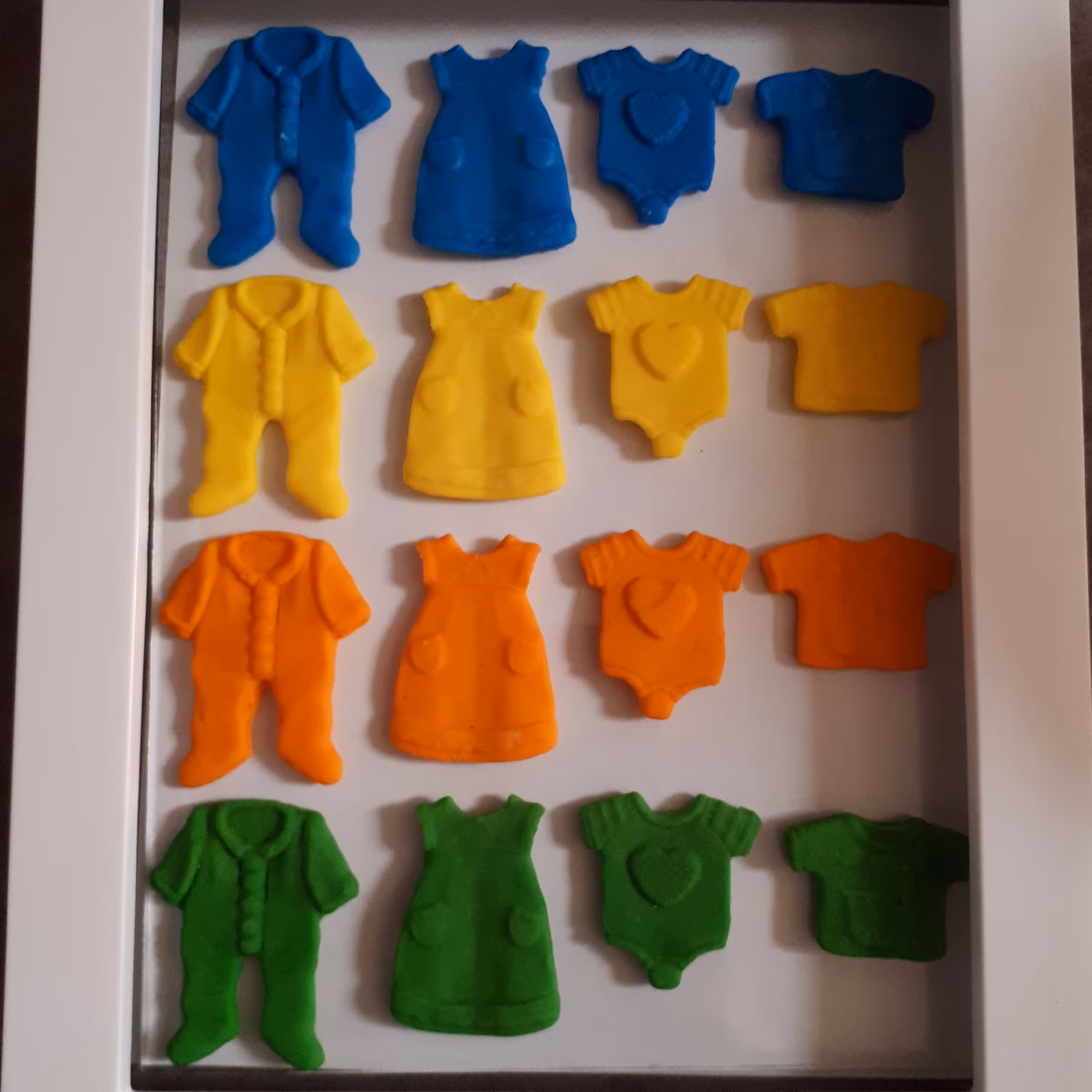 قندتزیینی فوندانتی طرح لباس های نوزادی مناسب جشن های نوزادی جشن تعیین جنسیت مناسب گیفت