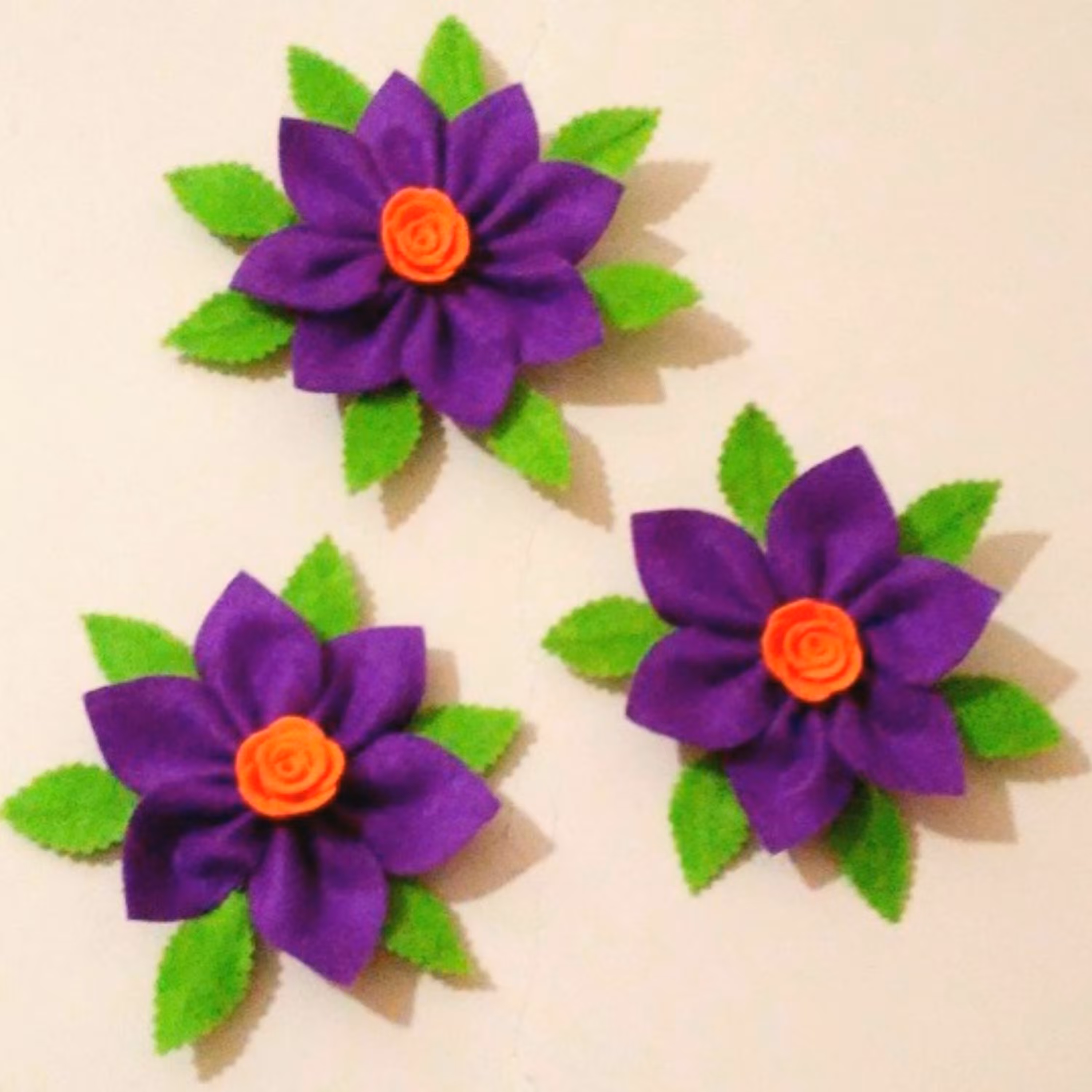 گل نمدی زیبا 3عددی( مگنتی) رو یخچالی (سایز دو)