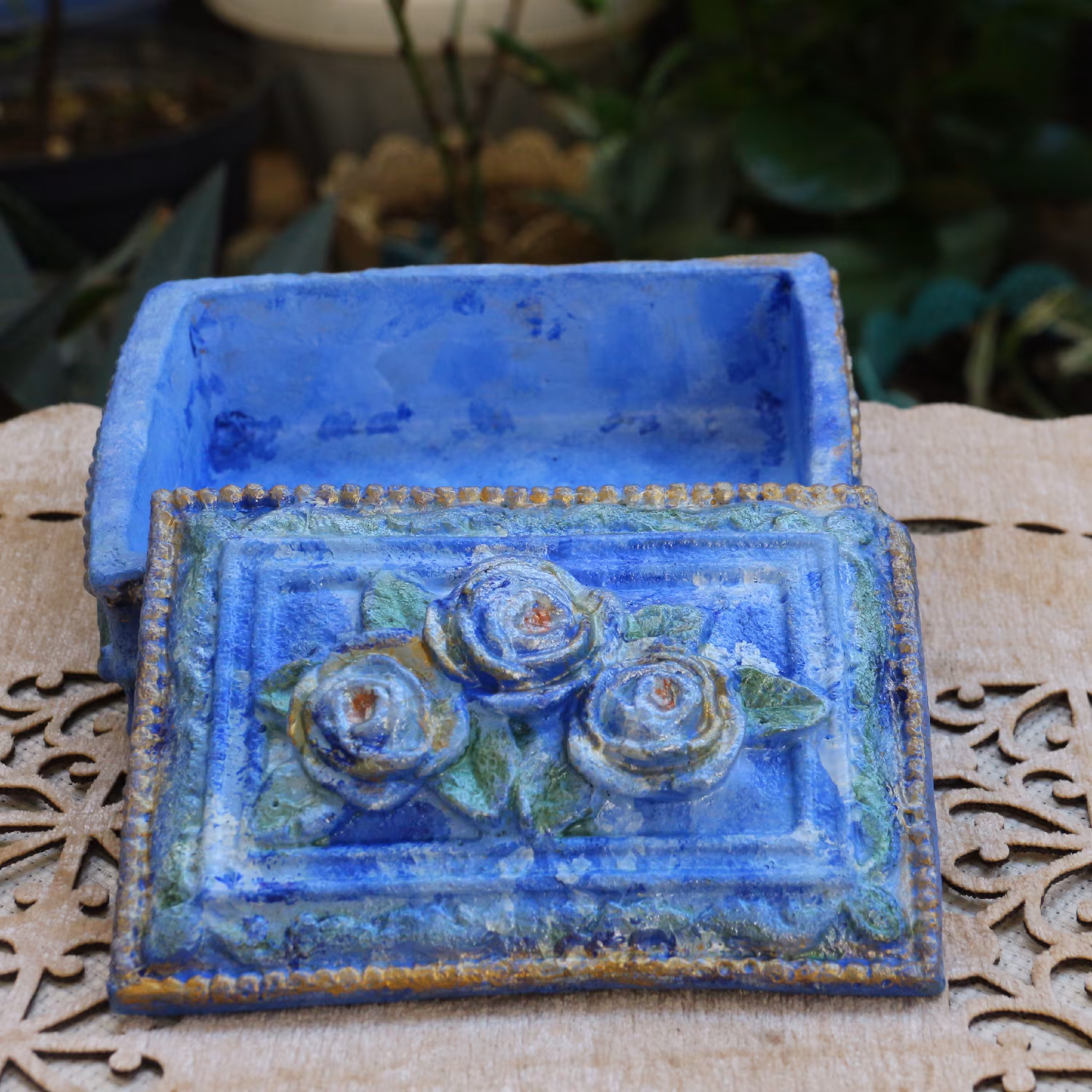 جعبه جواهری گچی کار شده با رنگ اکرولیک و قابل شستشو با اسفنج و آب سرد