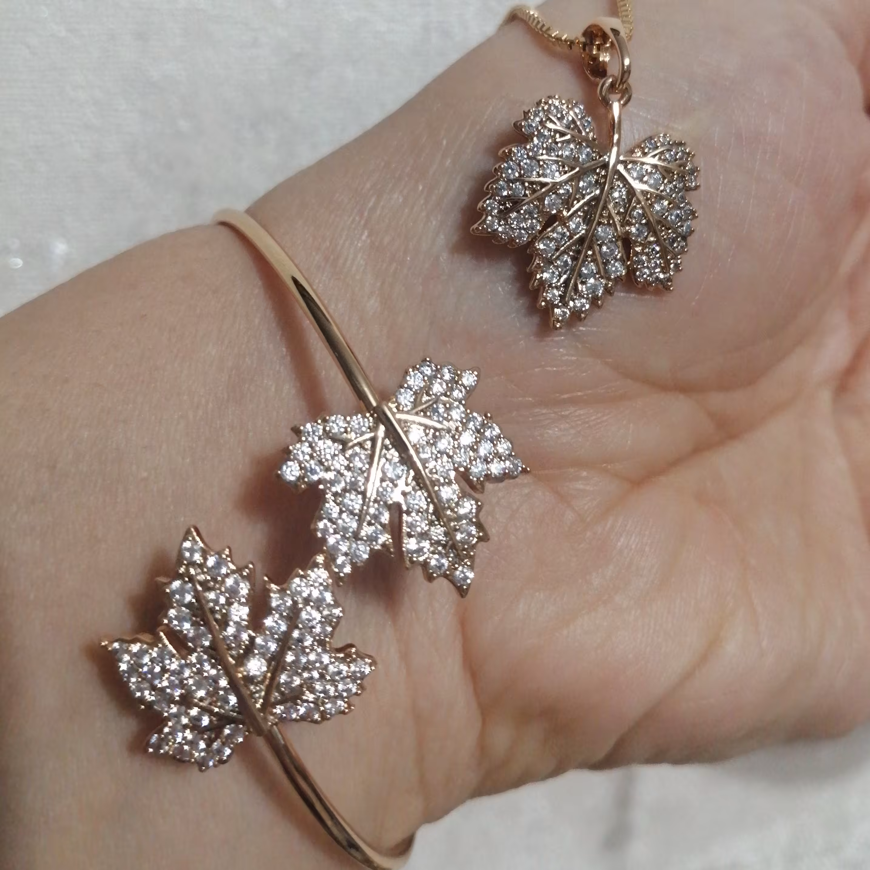 پلاک و دستبند برگ ژوپینگ با کیفیت عالی در گالری زیور آلات زرسان موجود است 