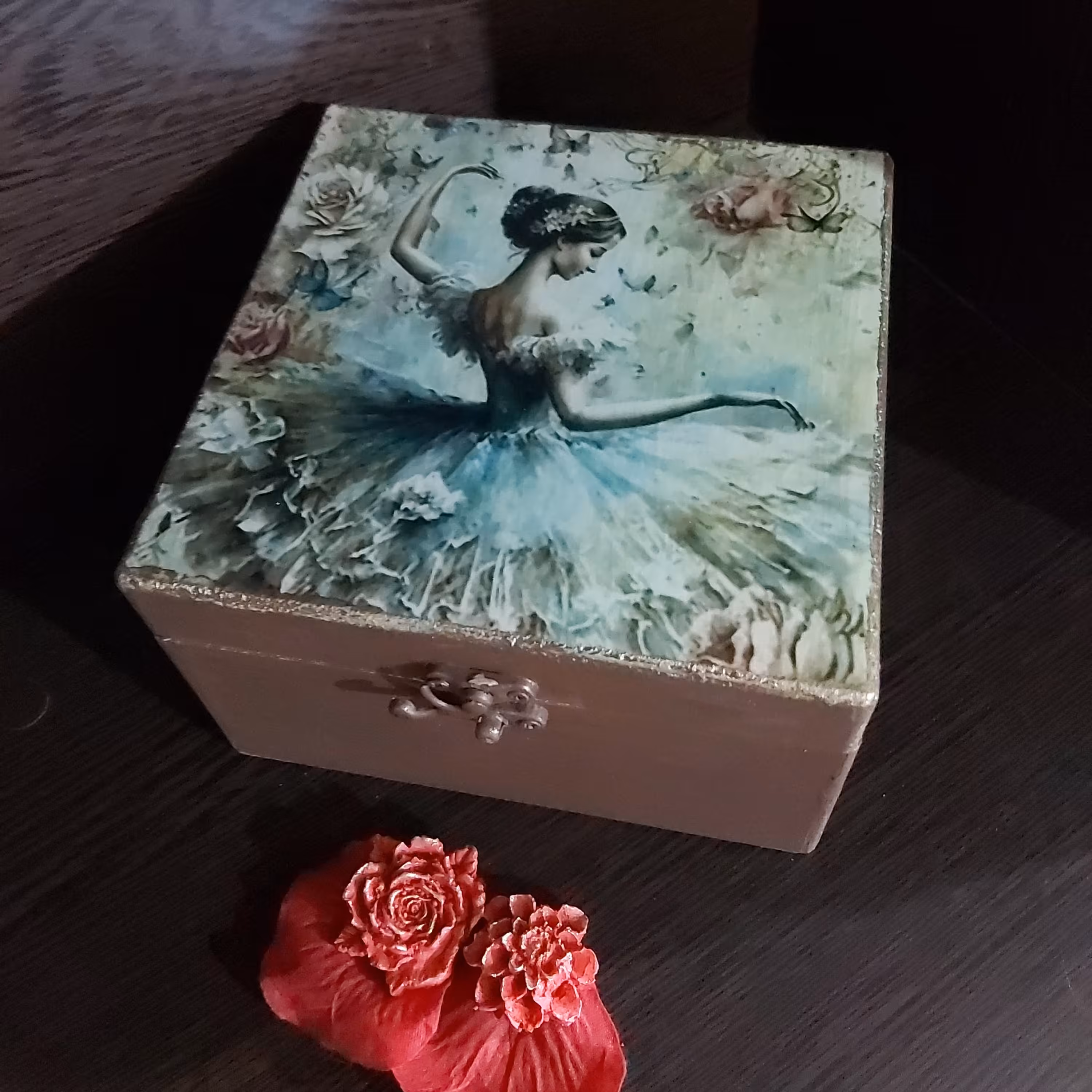 جعبه چوبی  دکوپاژ شده مناسب هدیه و تبلیغات شرکت و مدارس  با طرح دلخواه