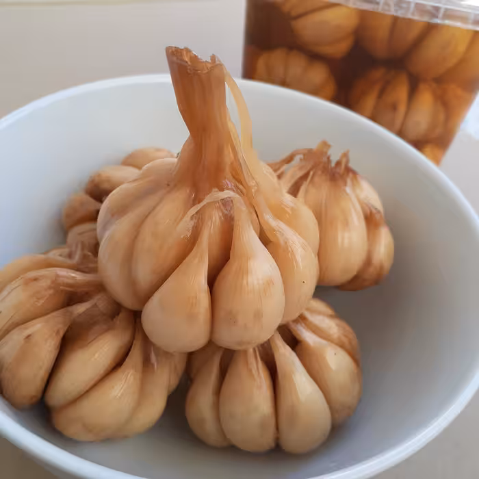 سیر ترشی خانگی 3ساله نــیــازتــ مــیــشــهــ (1200 گرم)