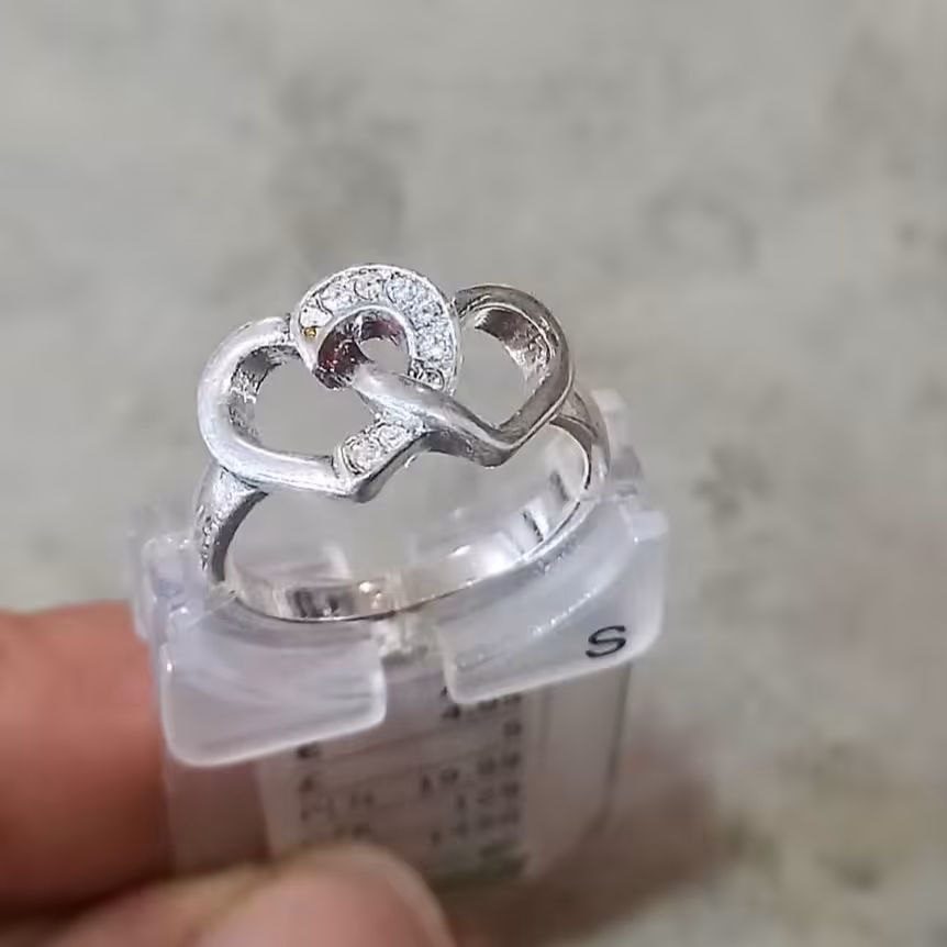 انگشتر قلب نگینی