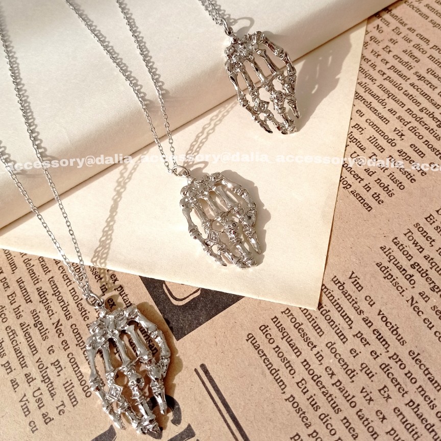گردنبند دست اسکلتی نقره ای