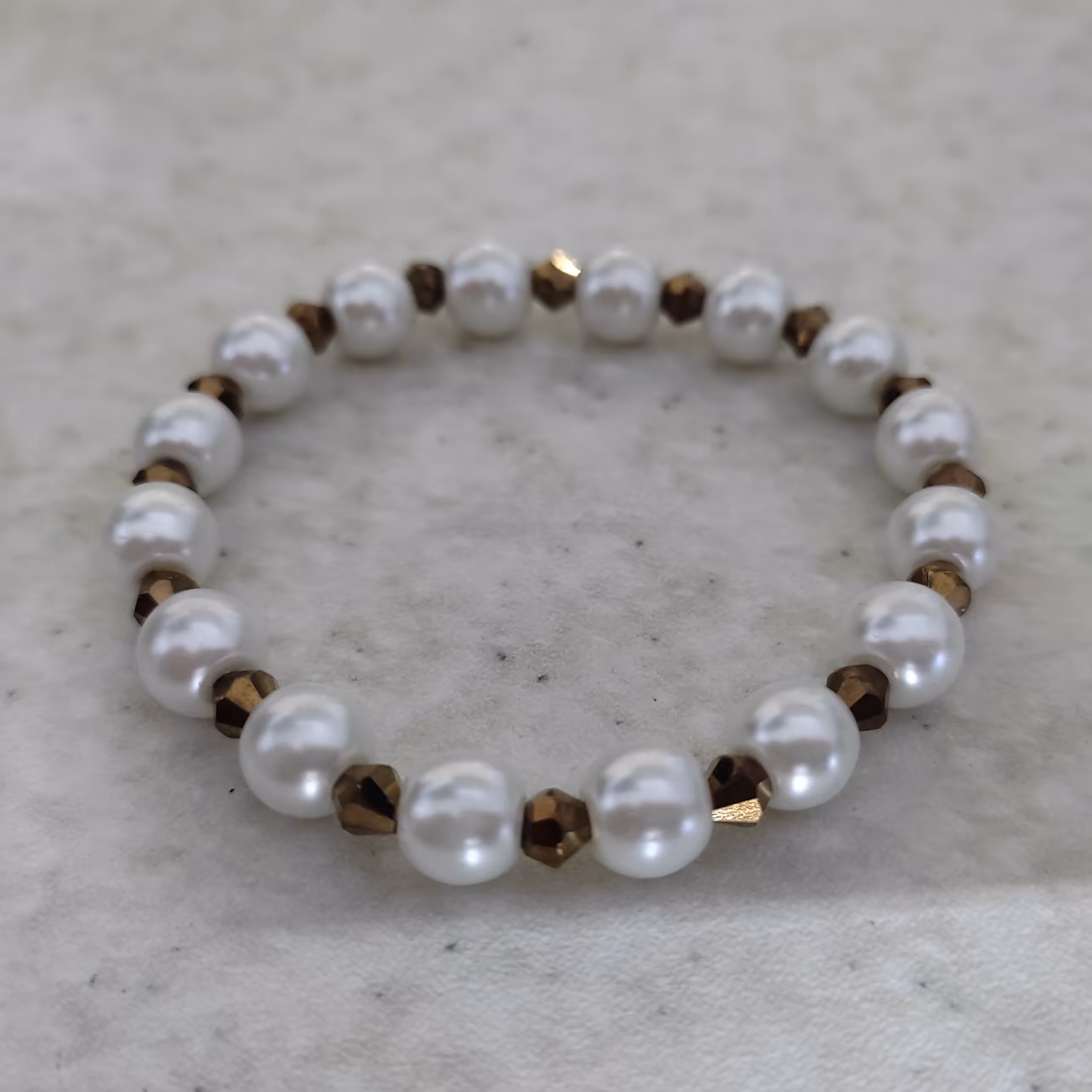 دستبند مهره ای کشی درتنوع رنگ و مدل دستبند ها با مهره های معمولی درست شده  فروش به صورت عمده و تک