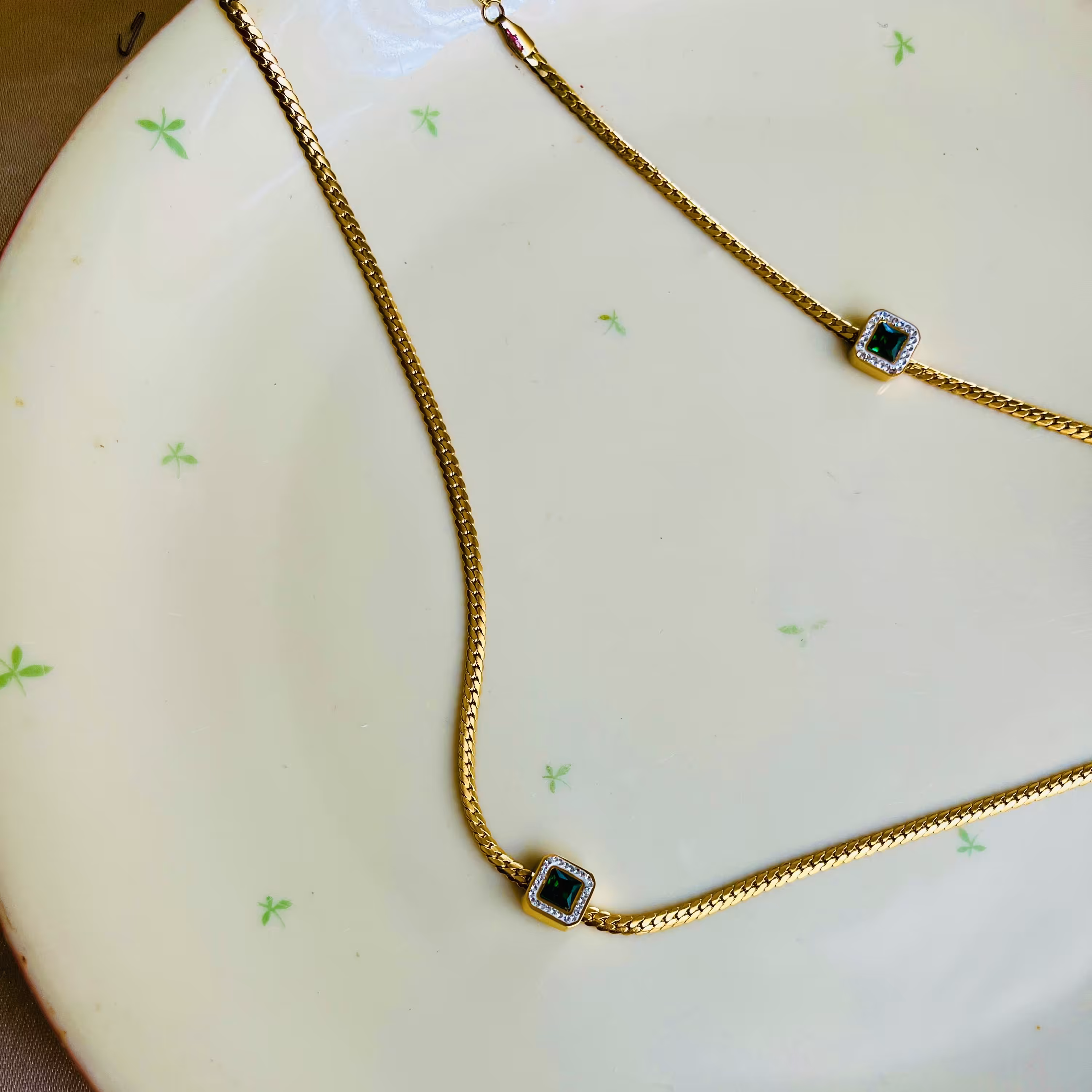 نیم ست پوست ماری با یاقوت سبز  بهمراه یک گوشواره هدیه