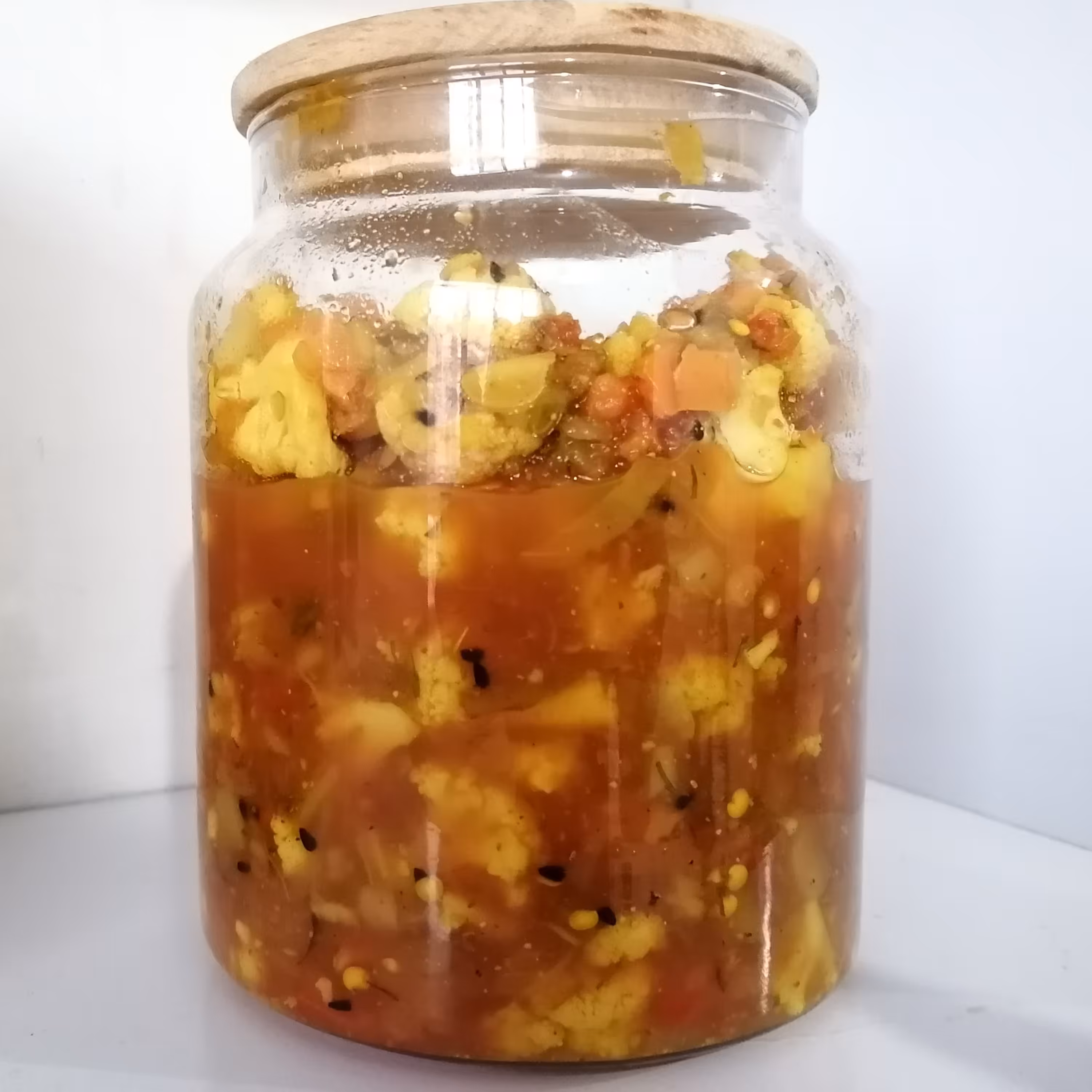 ترشی مخلوط با آب گوجه