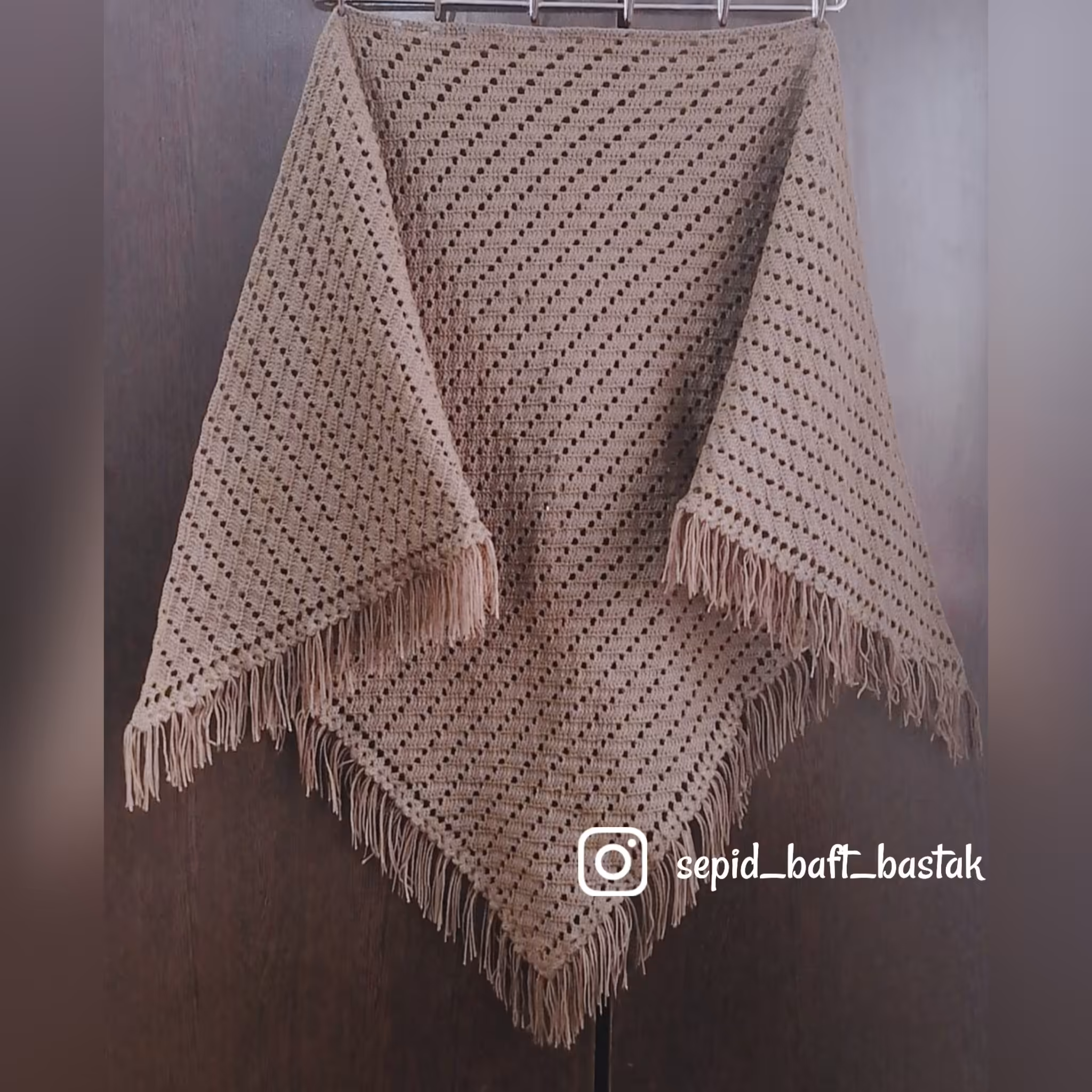 اشارپ بافتنی دستباف- به رنگ قهوه ای دودی-پهنای180 و بلندی87-وزن تقریبا450 گرم