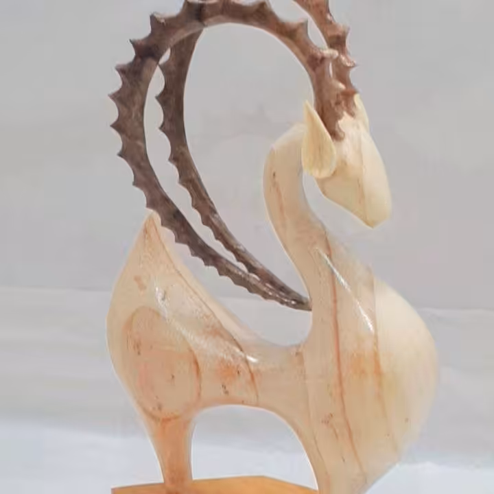 مجسمه چوبی قوچ باستانی