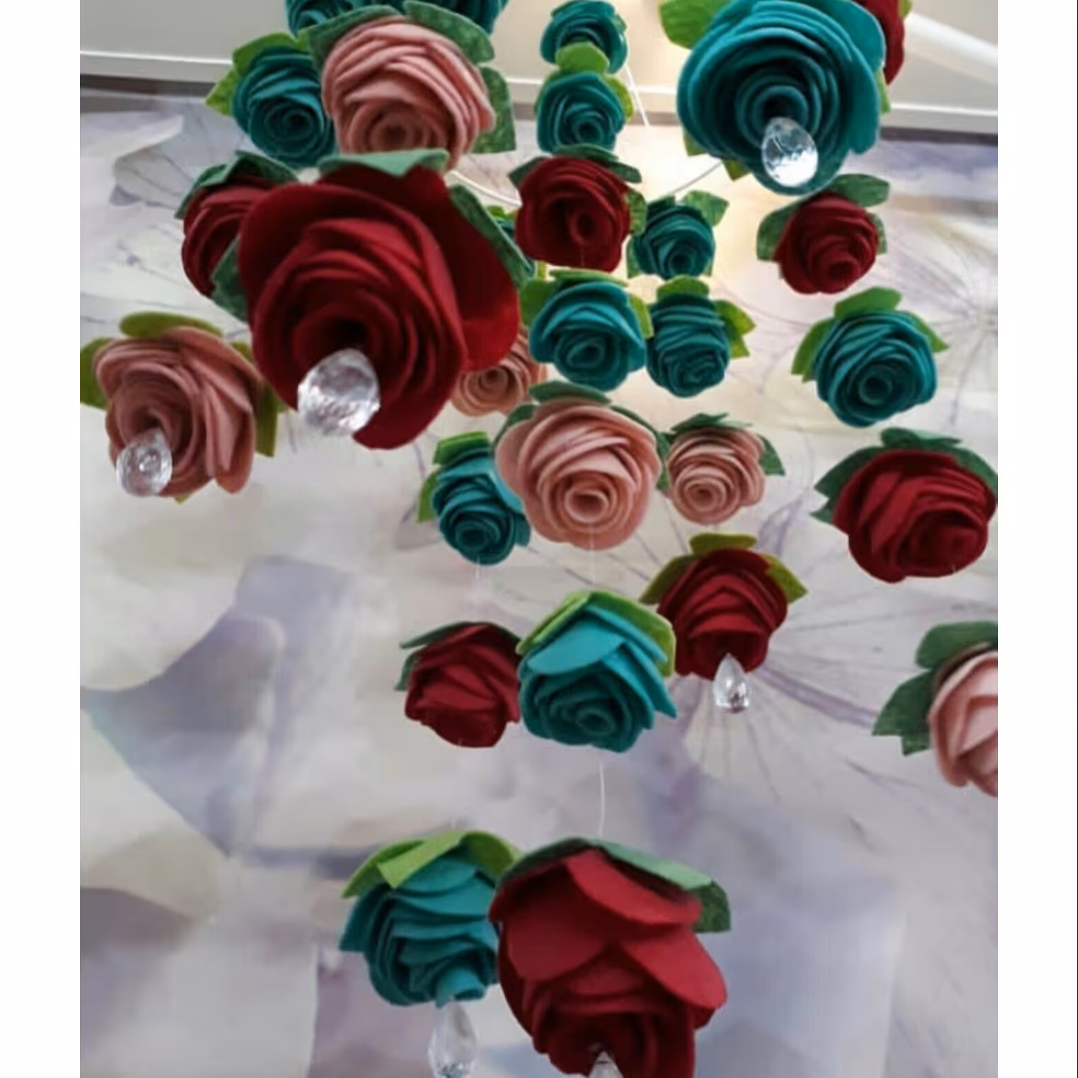 اویز گل دستساز ازاین اویز ها به عنوان لوستر دور لامپ هم میشه  اسفتاده کرد قابل سفارش در همه ی رنگ بندی ها  