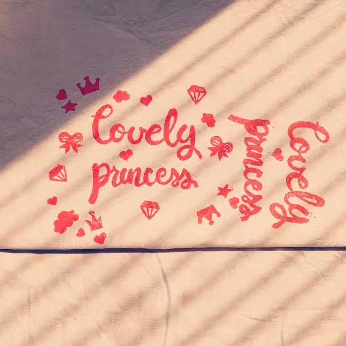 مهر دستساز لینولئوم ..نوشته ی انگلیسی پرنسس ..lovely princess..مناسب چاپ کاغذ و پارچه