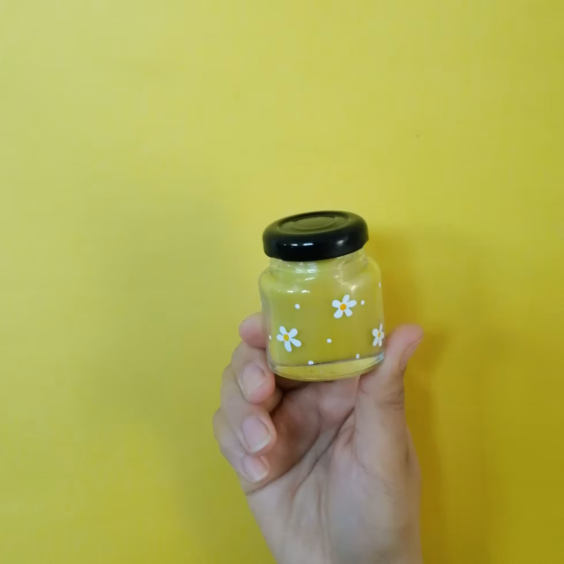 شمع شیشه ای زرد طرح بابونه