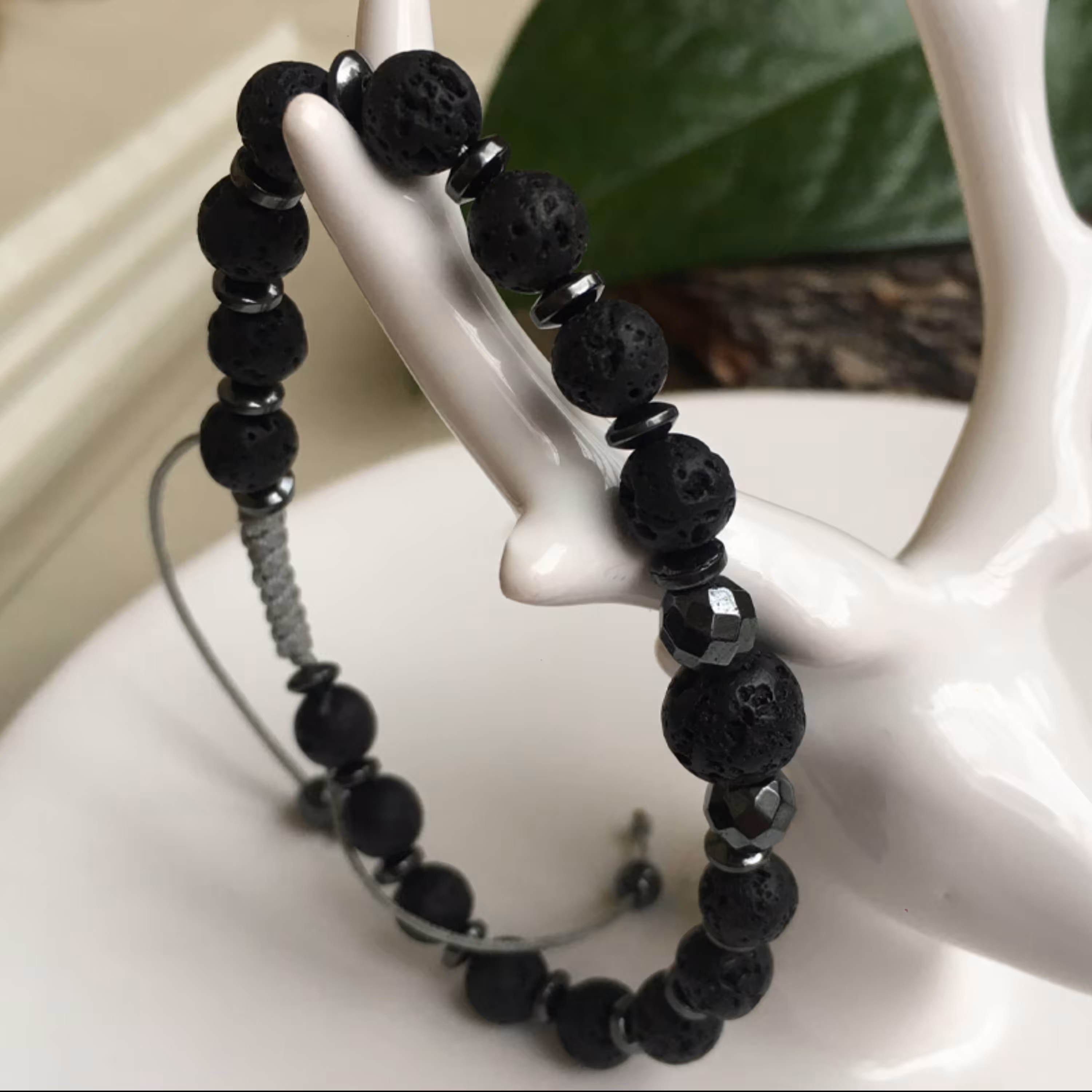 دستبند آـش فشان تلفیقی از سنگ های لاوا و هماتیت