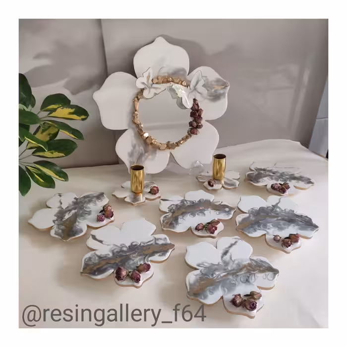 ظروف هفتسین رزینی  عید 1402 شامل قاب آینه دو عدد شمعدان و 6 عدد ظرف 