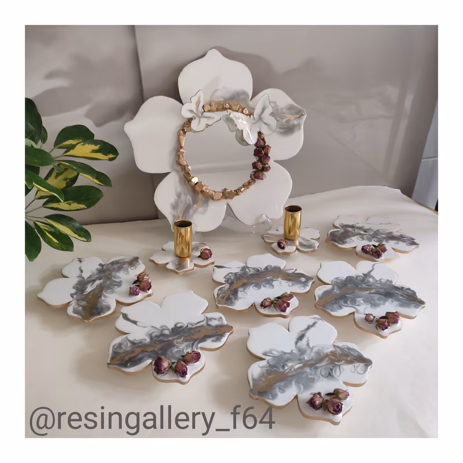 ظروف هفتسین رزینی  عید 1402 شامل قاب آینه دو عدد شمعدان و 6 عدد ظرف 