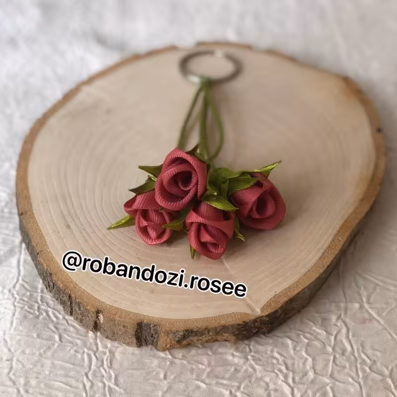 جاکلیدی فانتزی یا آویز کیف گل رز روبانی با 4 گل رز مناسب انواع سنین 