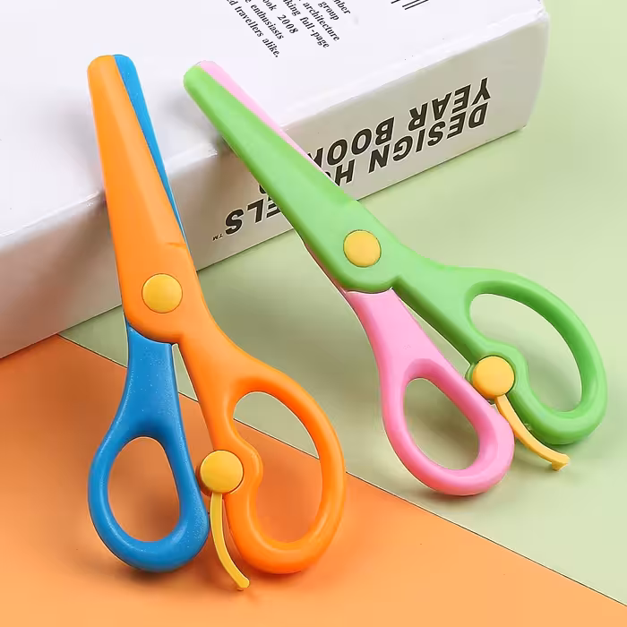 قیچی مخصوص کودکان با تیغه پلاستیکی و بی خطر ارسال رنگ رندوم